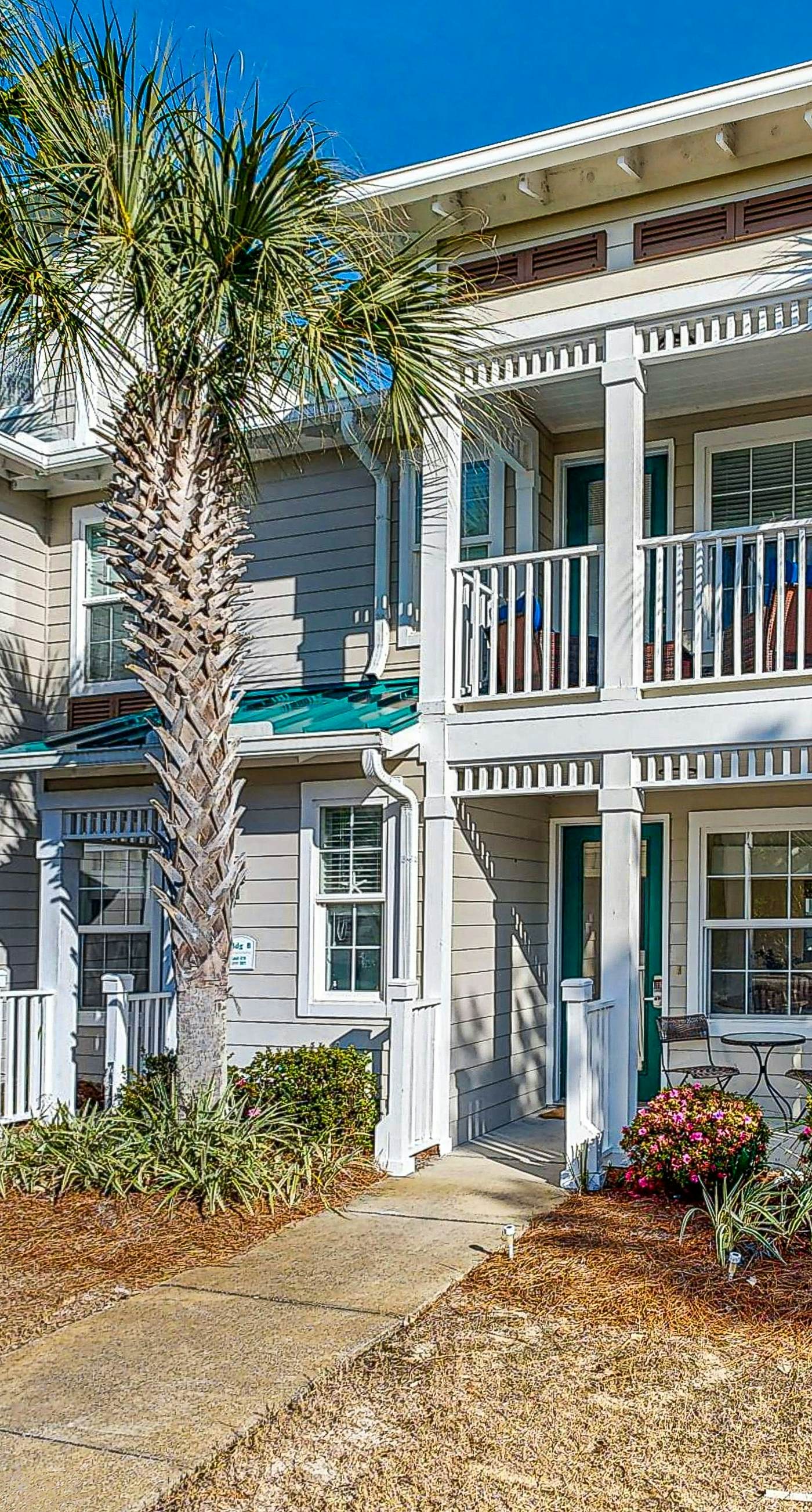 Cozy coastal condo with shared pool, central AC & free WiFi