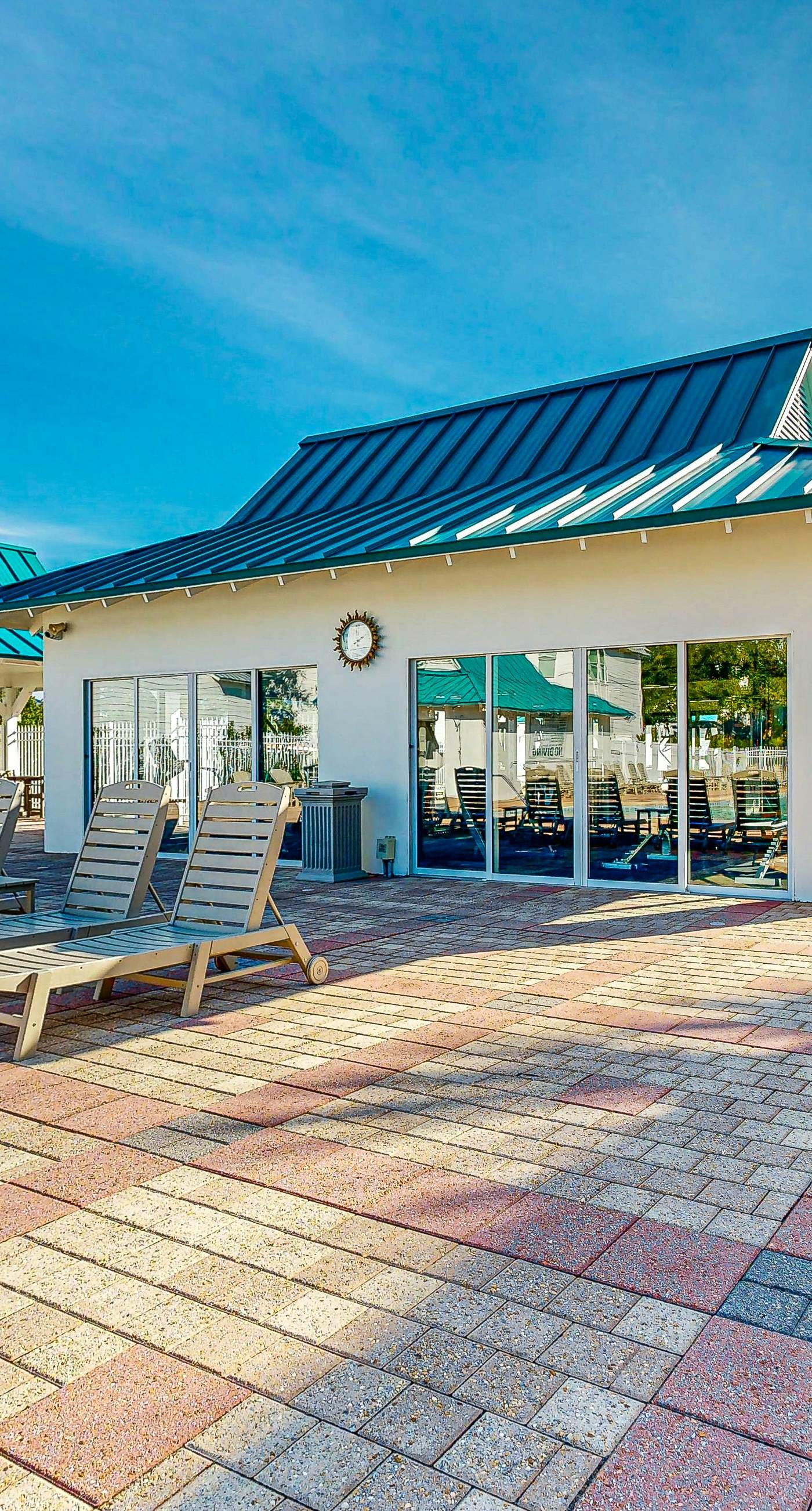 Cozy coastal condo with shared pool, central AC & free WiFi