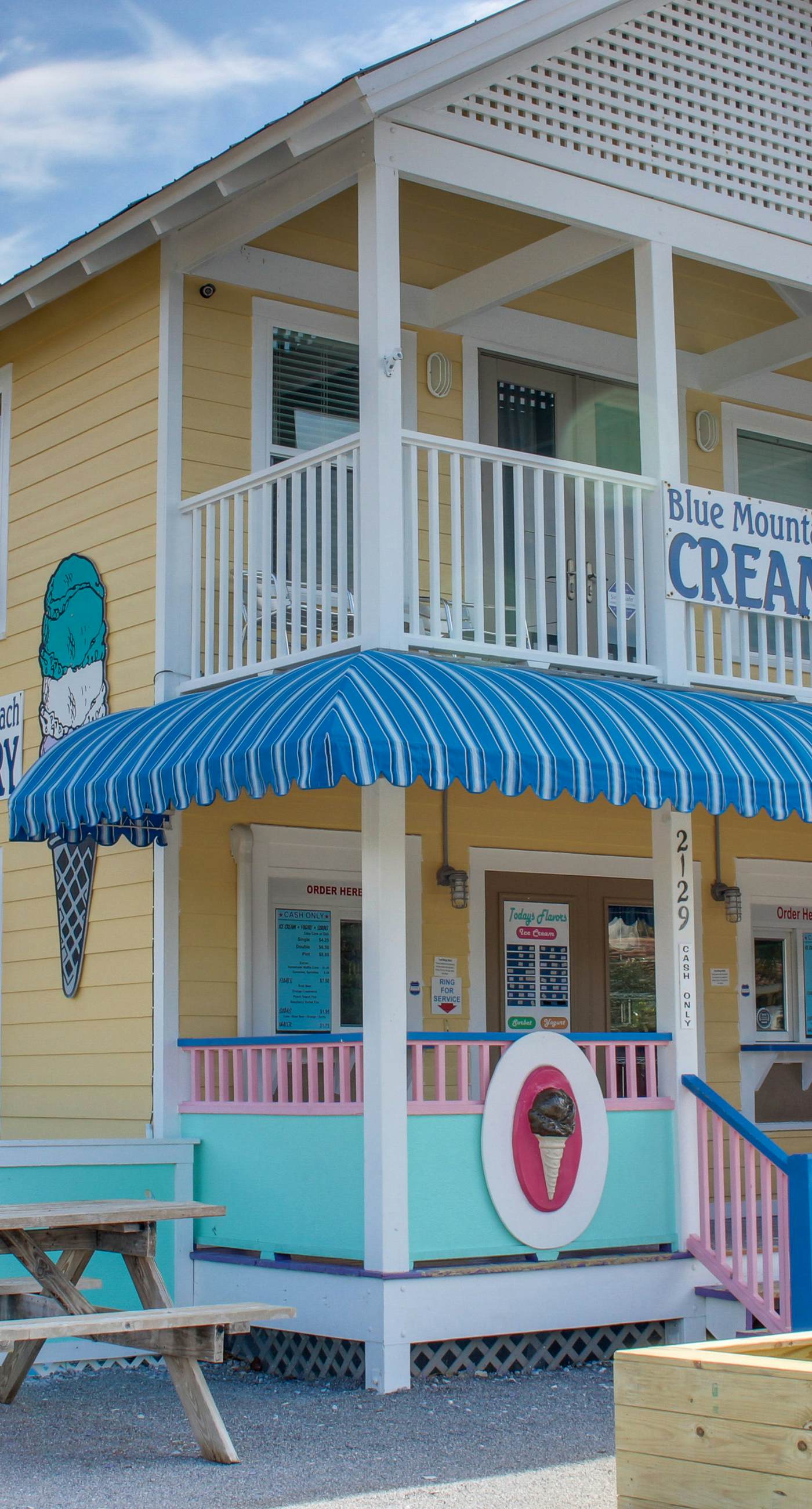 Cozy coastal condo with shared pool, central AC & free WiFi