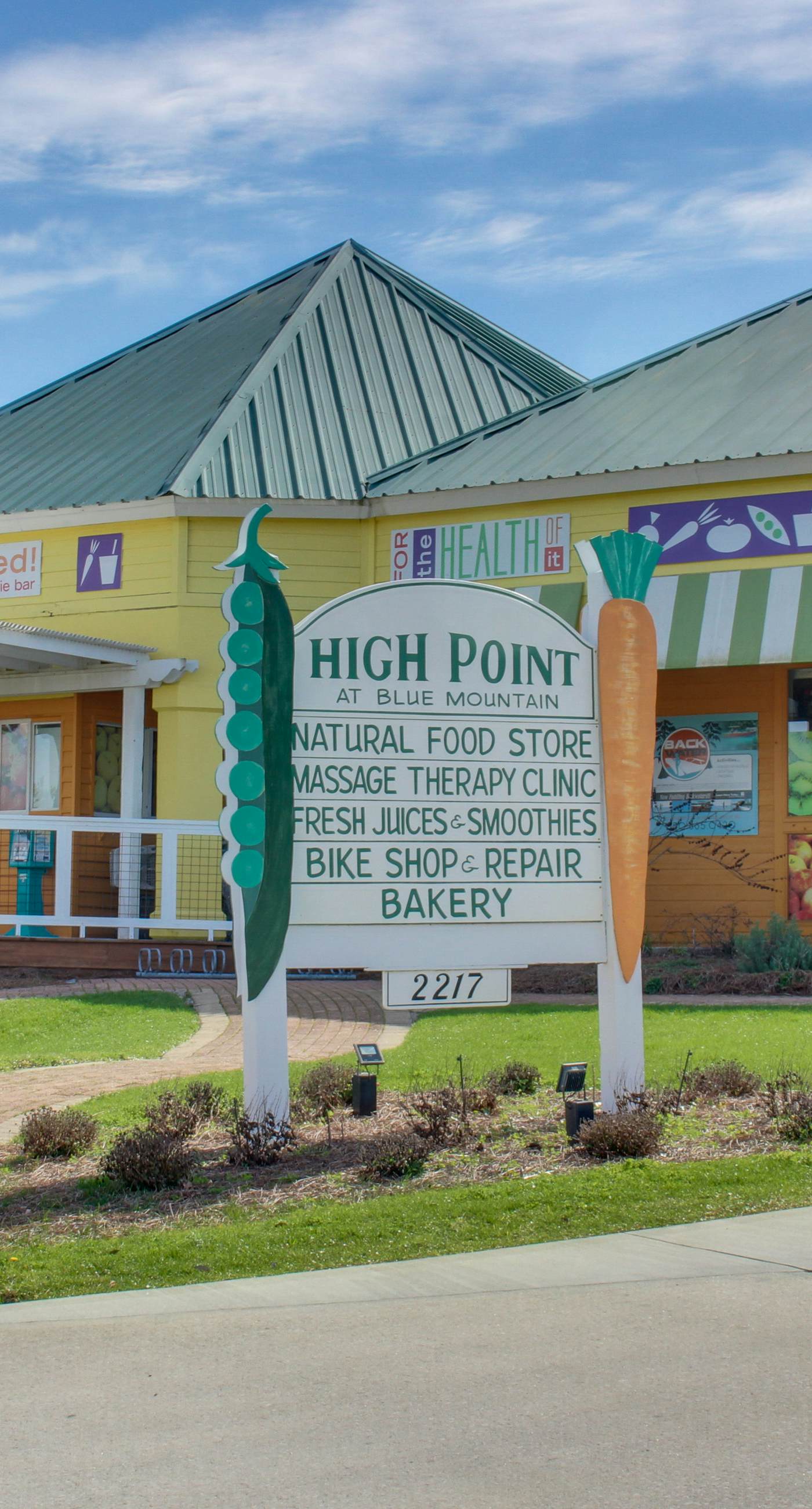 Cozy coastal condo with shared pool, central AC & free WiFi