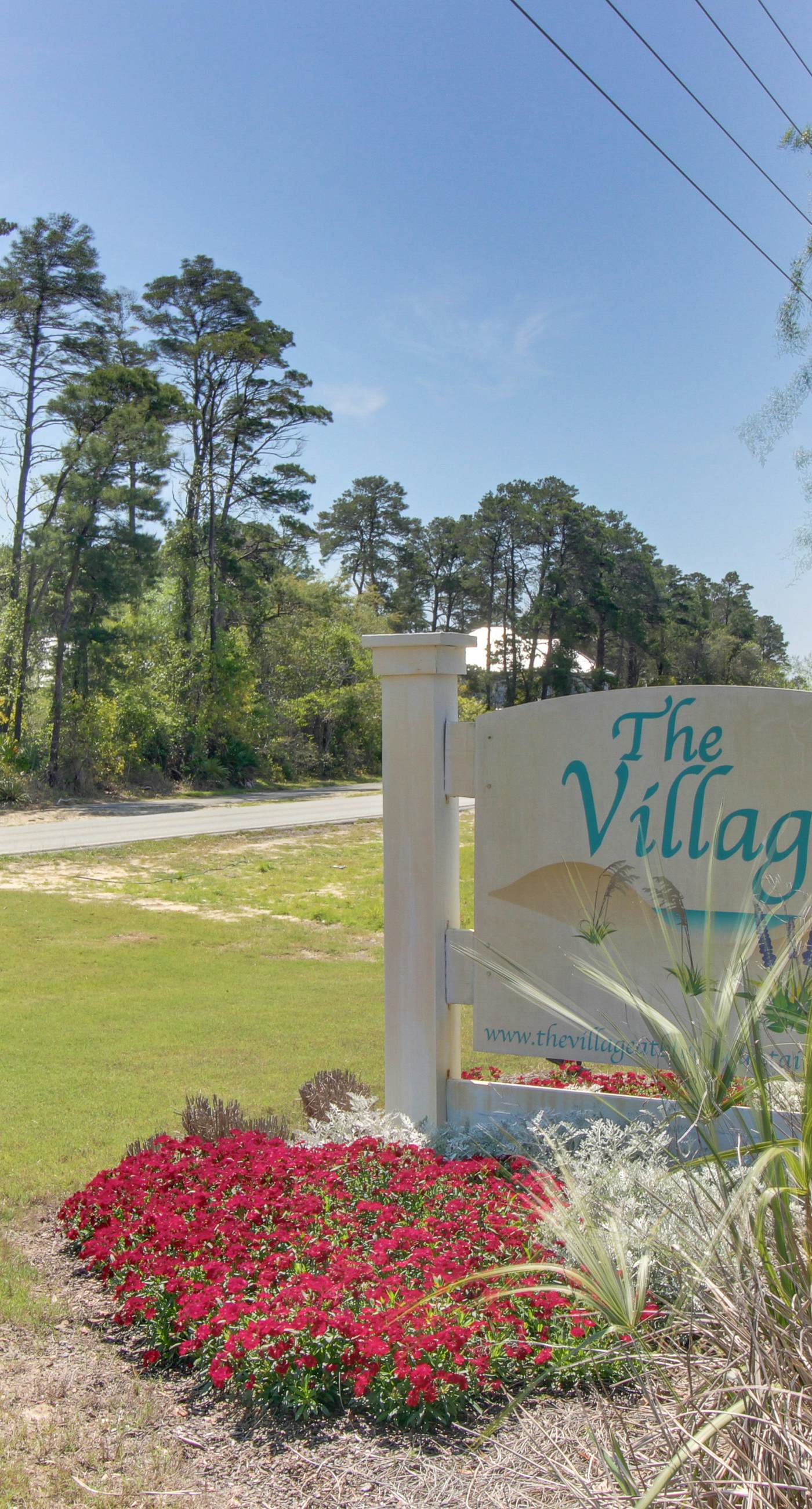 Cozy coastal condo with shared pool, central AC & free WiFi