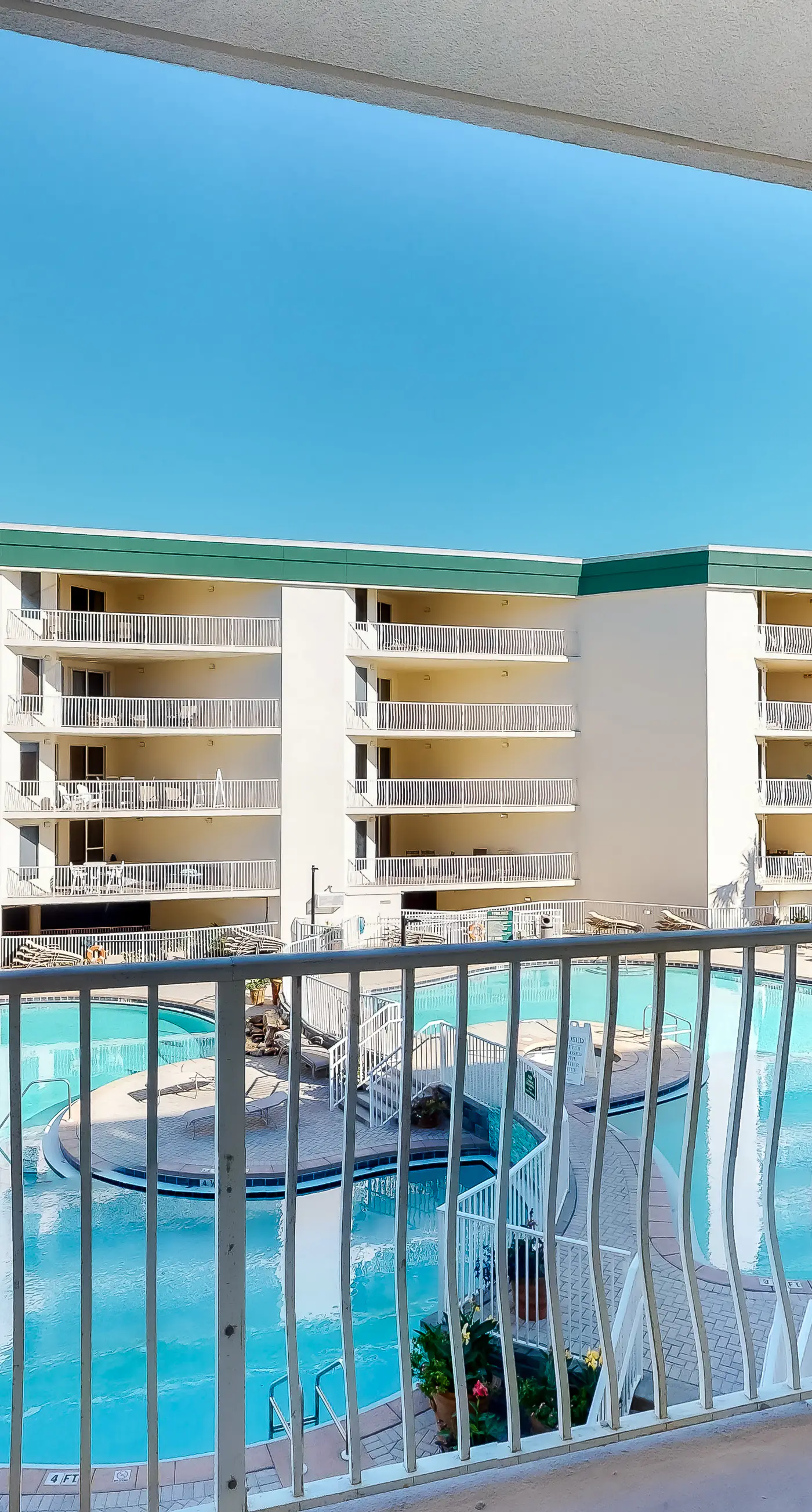Gorgeous condo with pool & Gulf view, stunning decor, bunk beds & pickleball