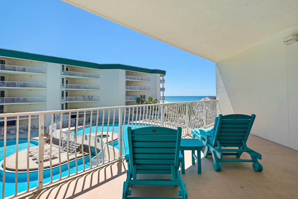 Gorgeous condo with pool & Gulf view, stunning decor, bunk beds & pickleball