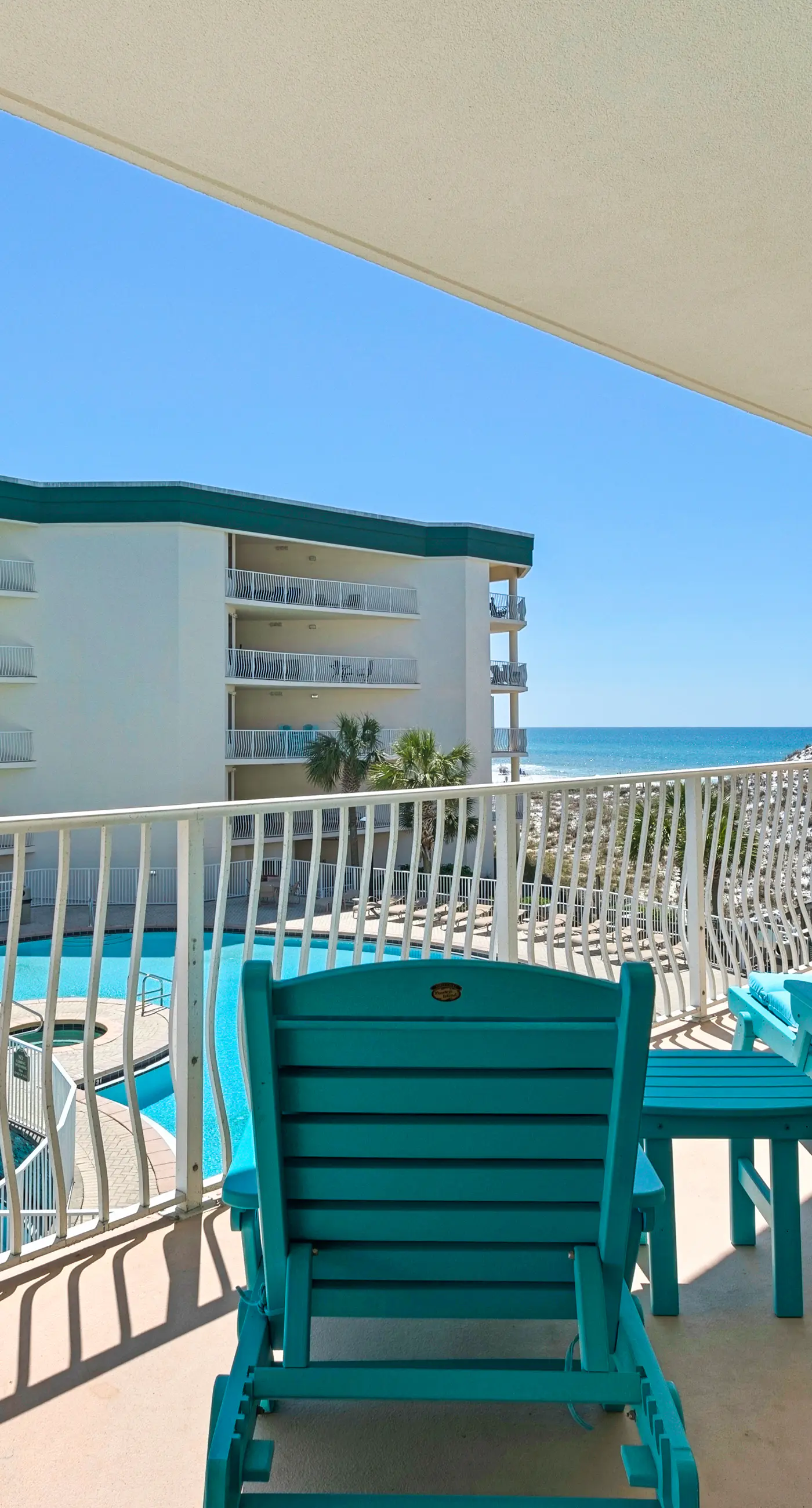 Gorgeous condo with pool & Gulf view, stunning decor, bunk beds & pickleball