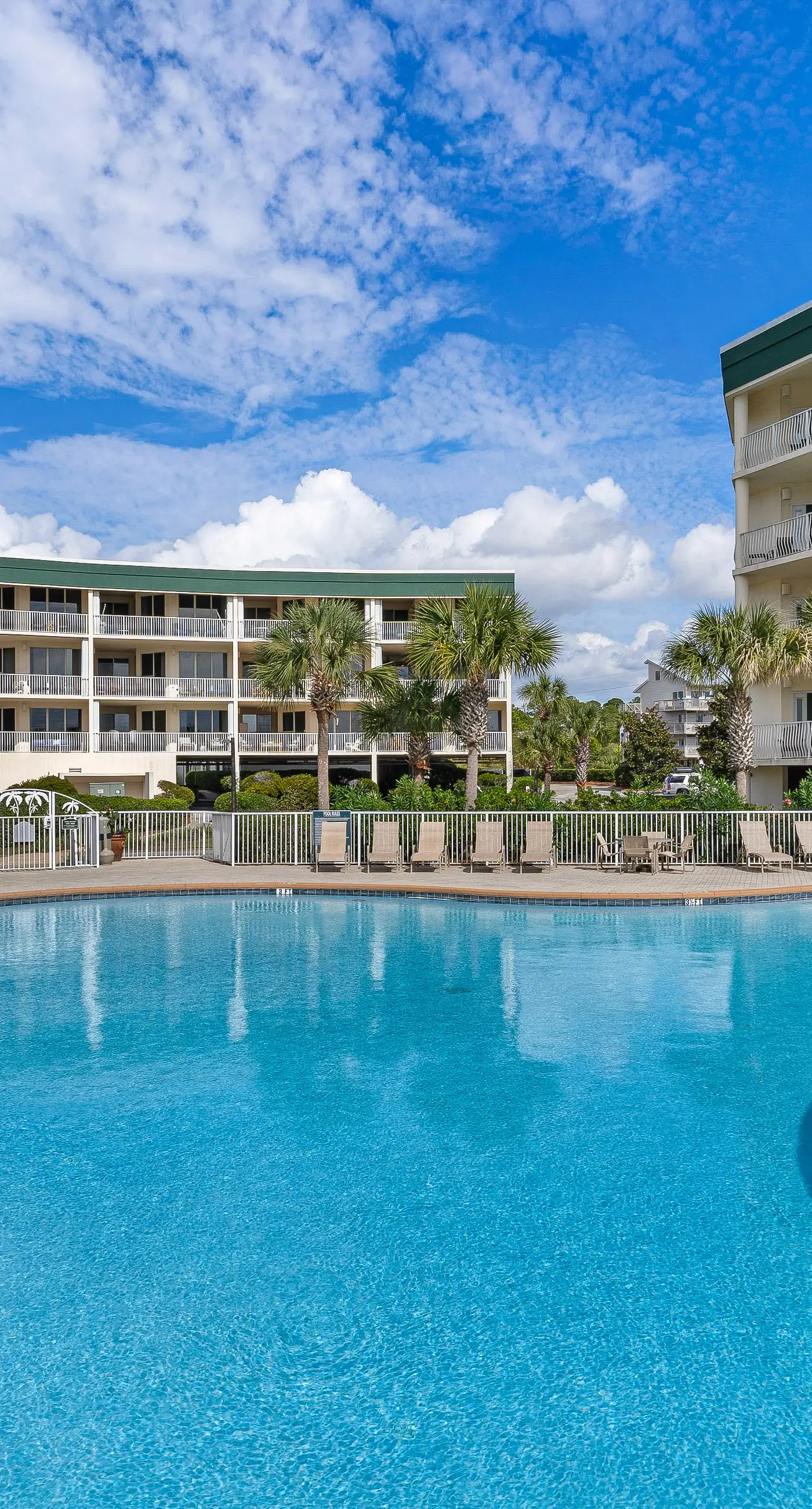Gorgeous condo with pool & Gulf view, stunning decor, bunk beds & pickleball