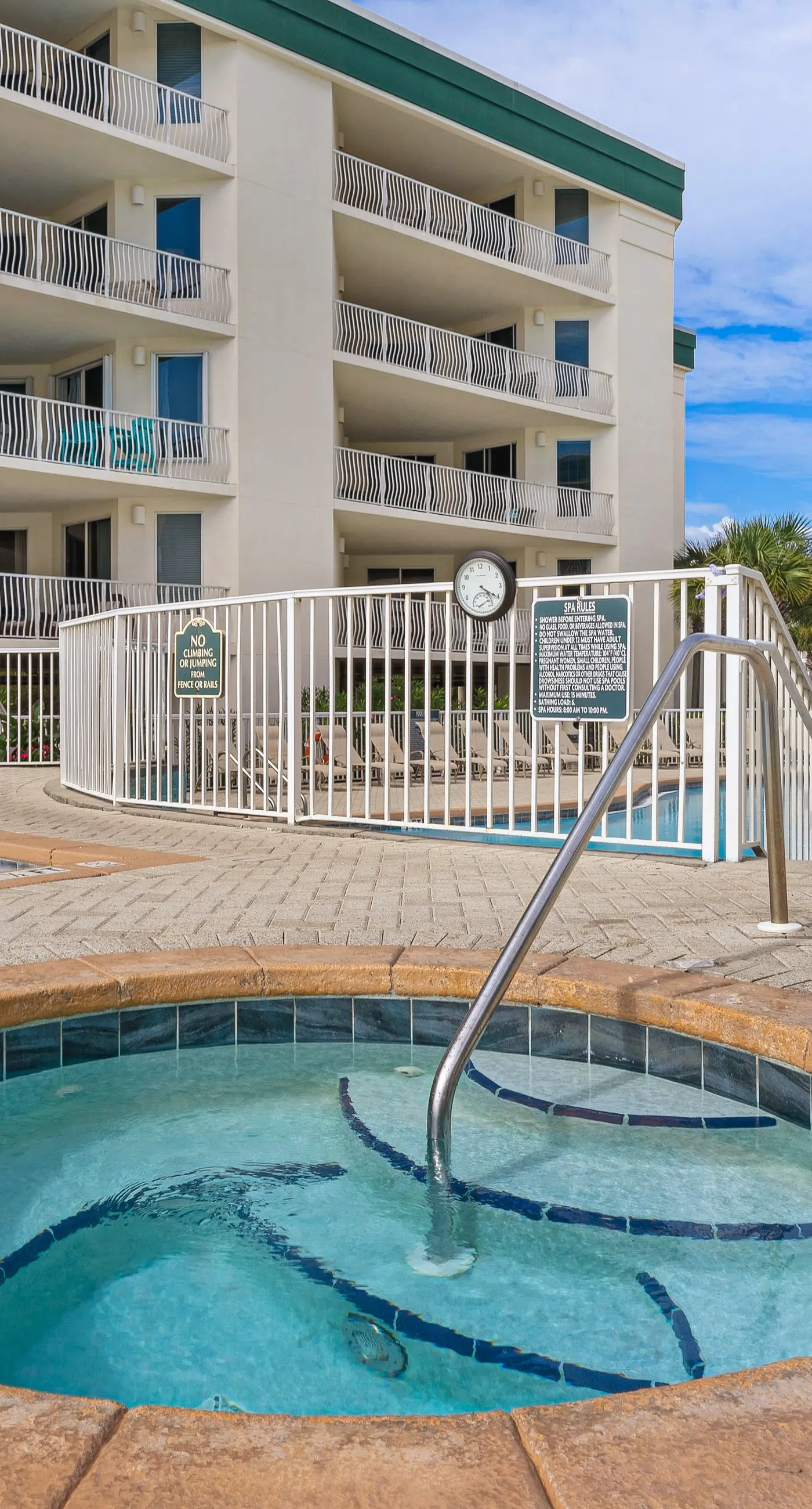 Gorgeous condo with pool & Gulf view, stunning decor, bunk beds & pickleball