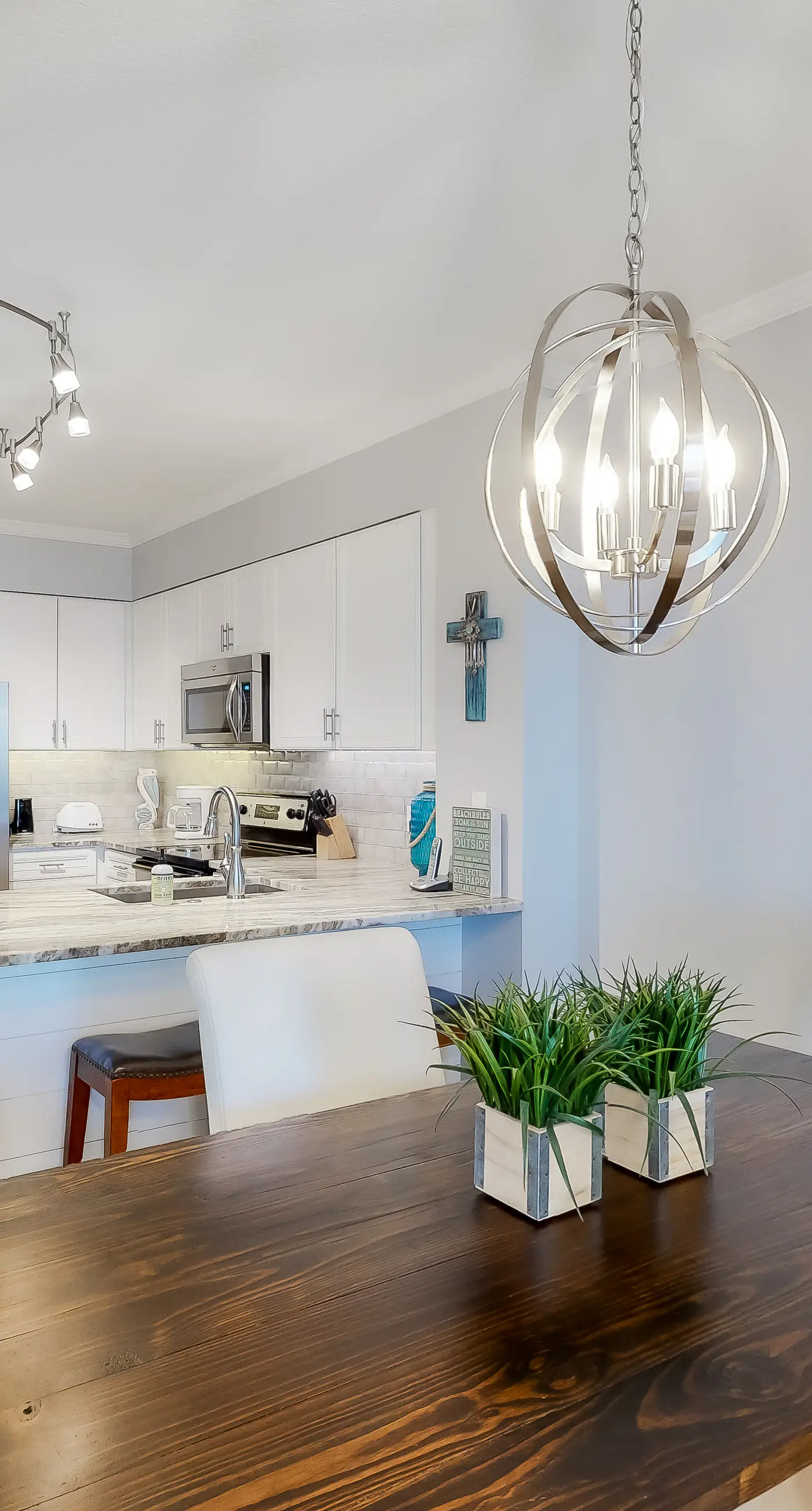 Gorgeous condo with pool & Gulf view, stunning decor, bunk beds & pickleball