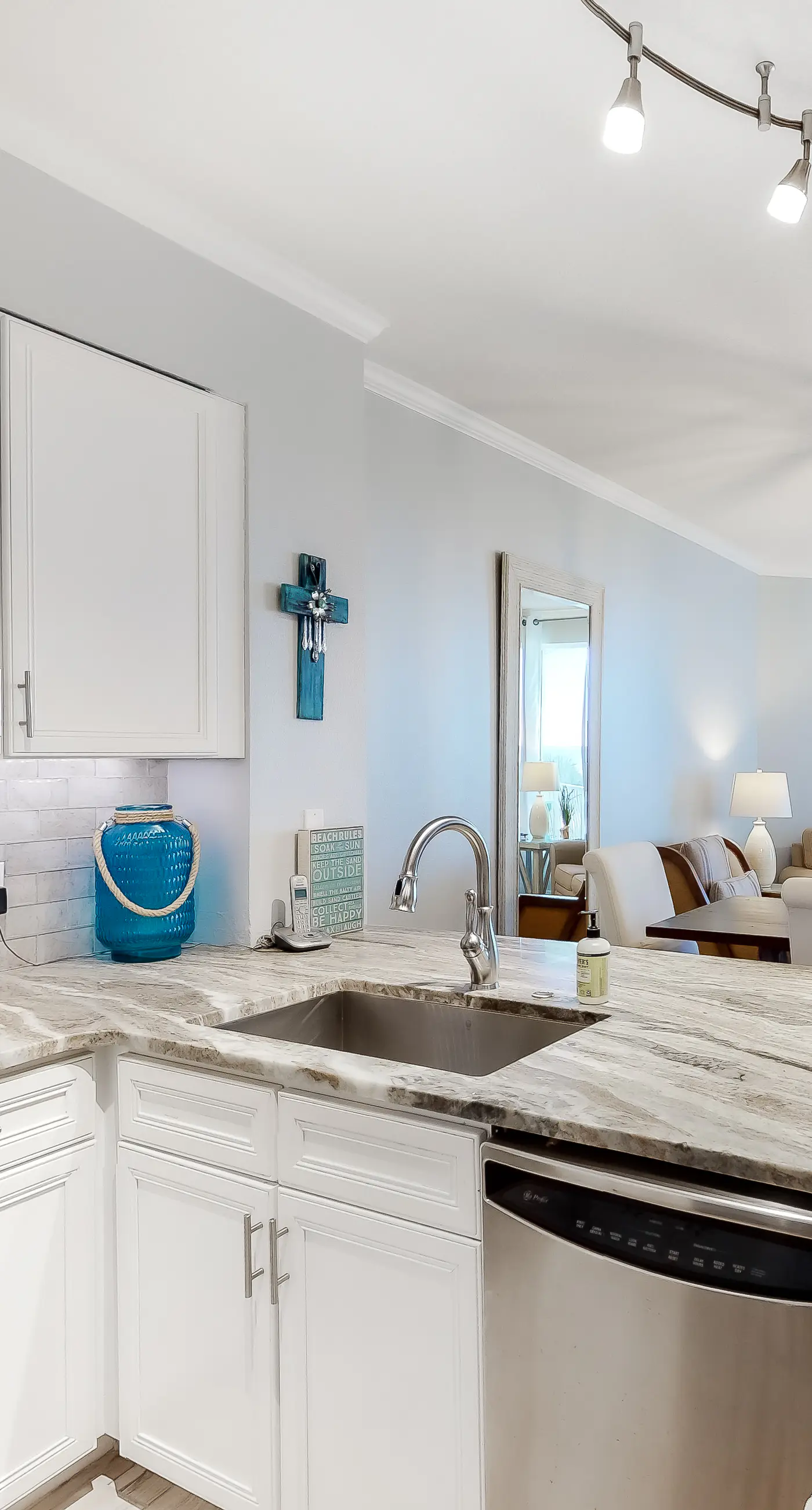 Gorgeous condo with pool & Gulf view, stunning decor, bunk beds & pickleball