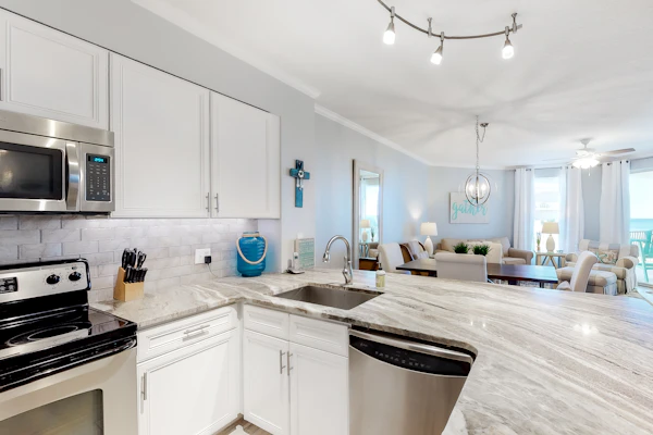 Gorgeous condo with pool & Gulf view, stunning decor, bunk beds & pickleball