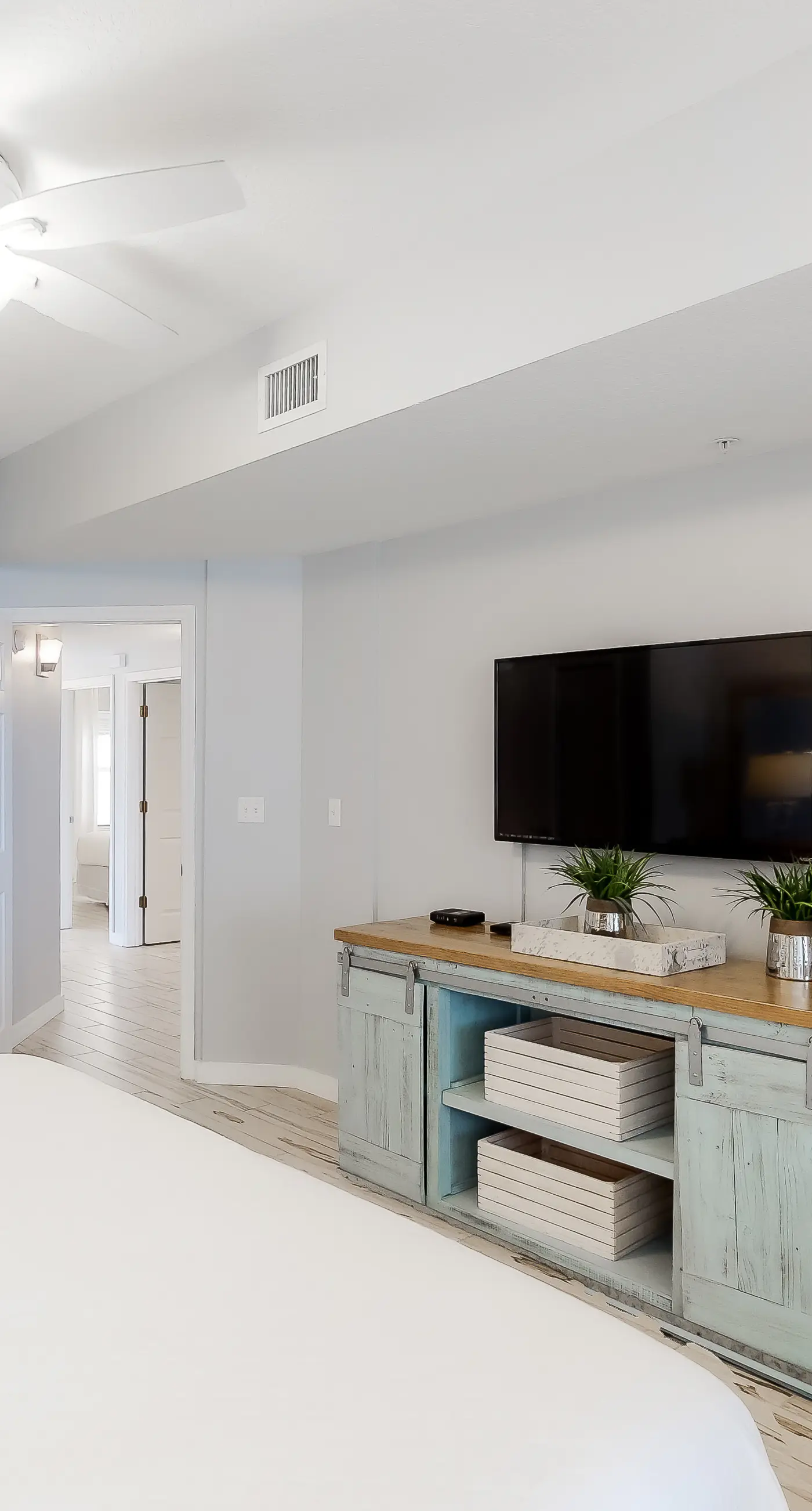Gorgeous condo with pool & Gulf view, stunning decor, bunk beds & pickleball