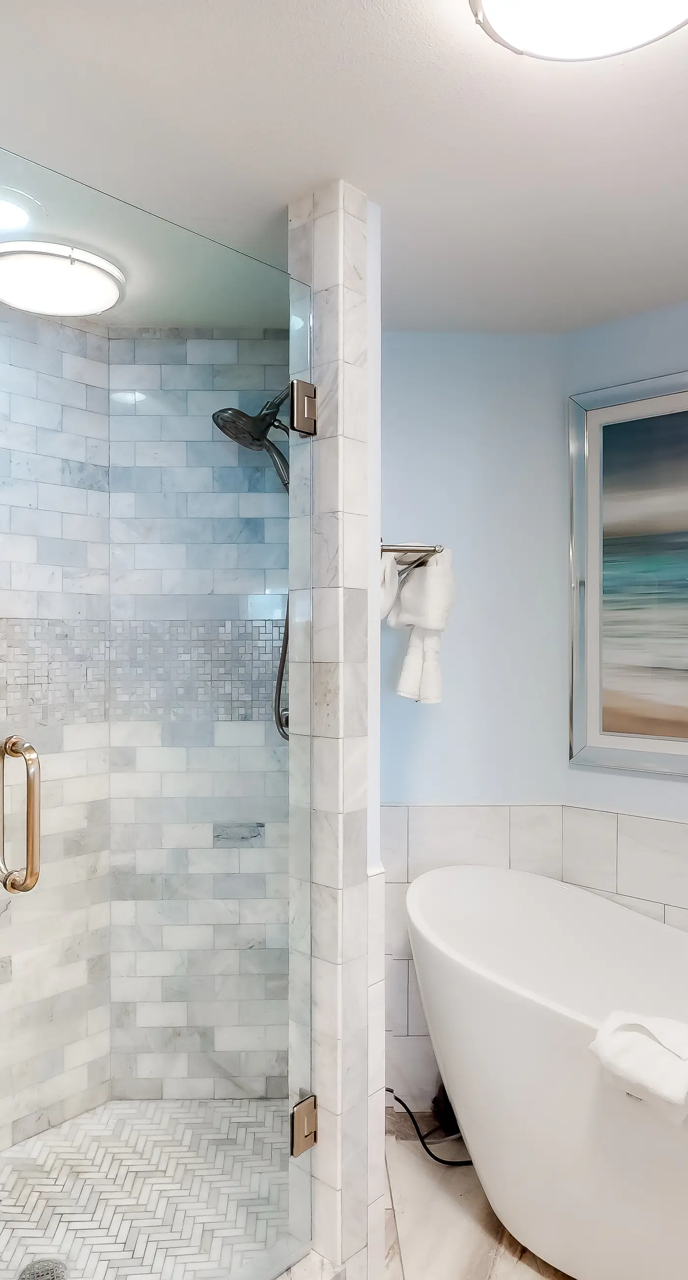 Gorgeous condo with pool & Gulf view, stunning decor, bunk beds & pickleball