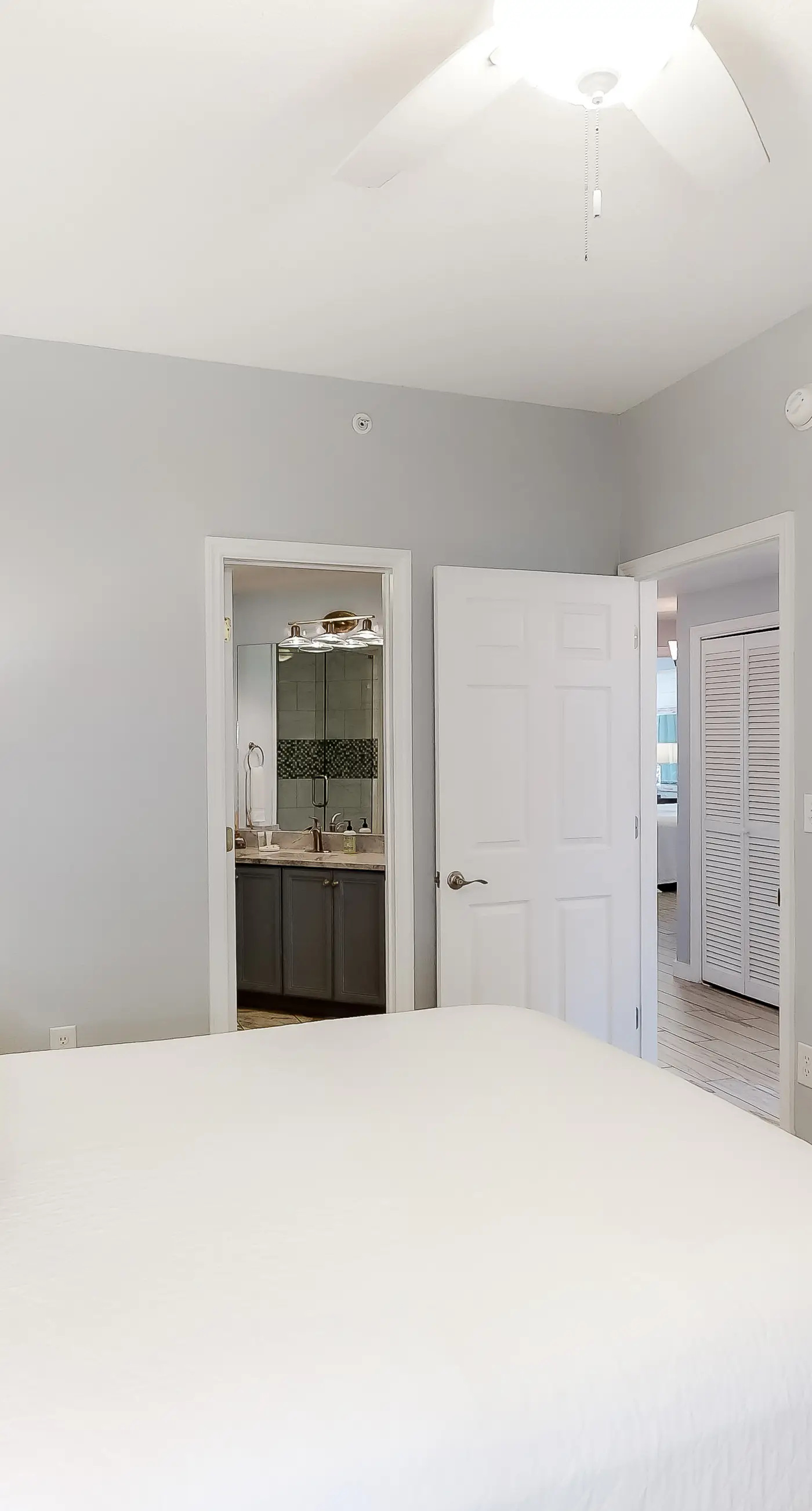 Gorgeous condo with pool & Gulf view, stunning decor, bunk beds & pickleball