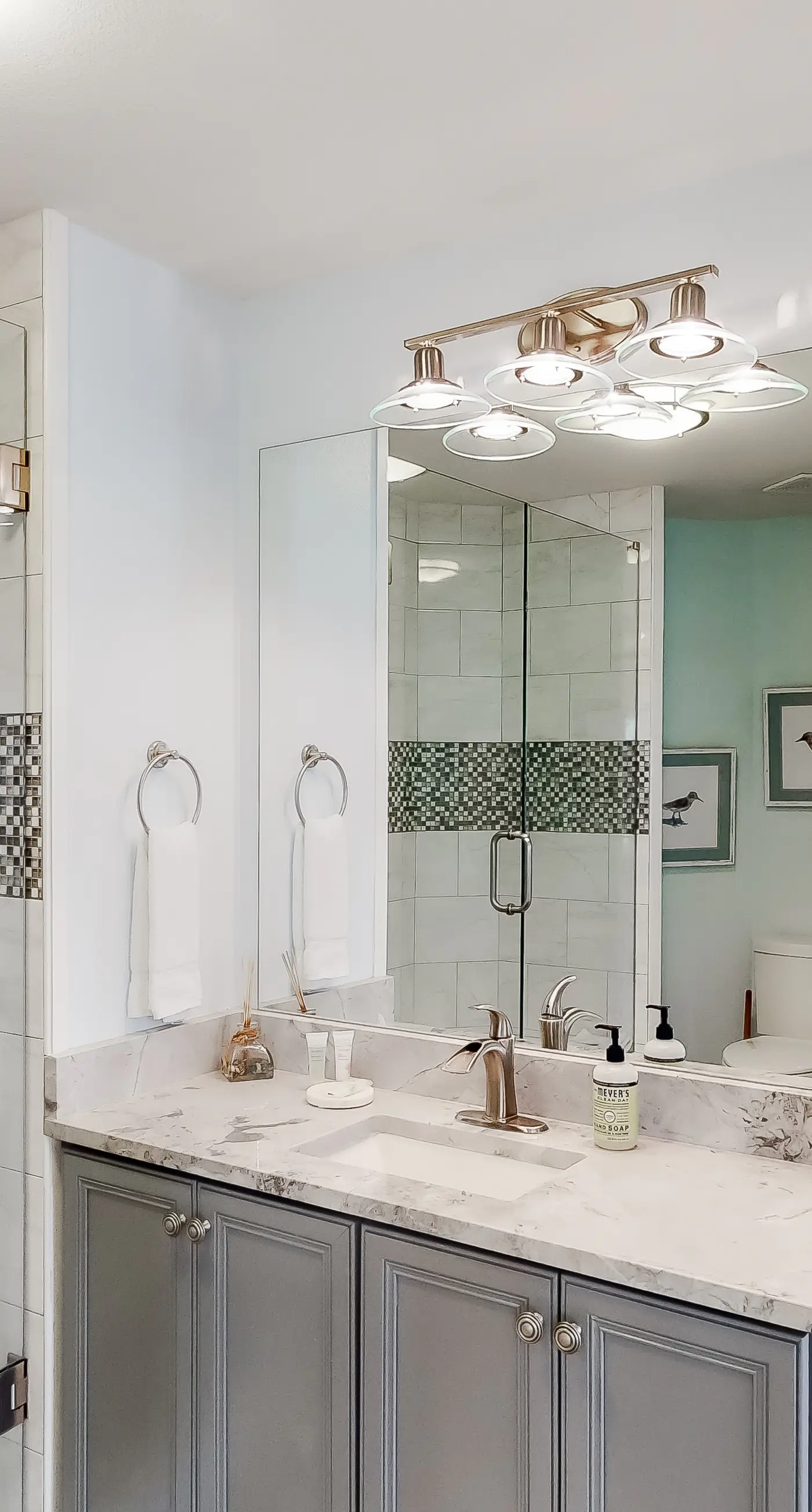 Gorgeous condo with pool & Gulf view, stunning decor, bunk beds & pickleball