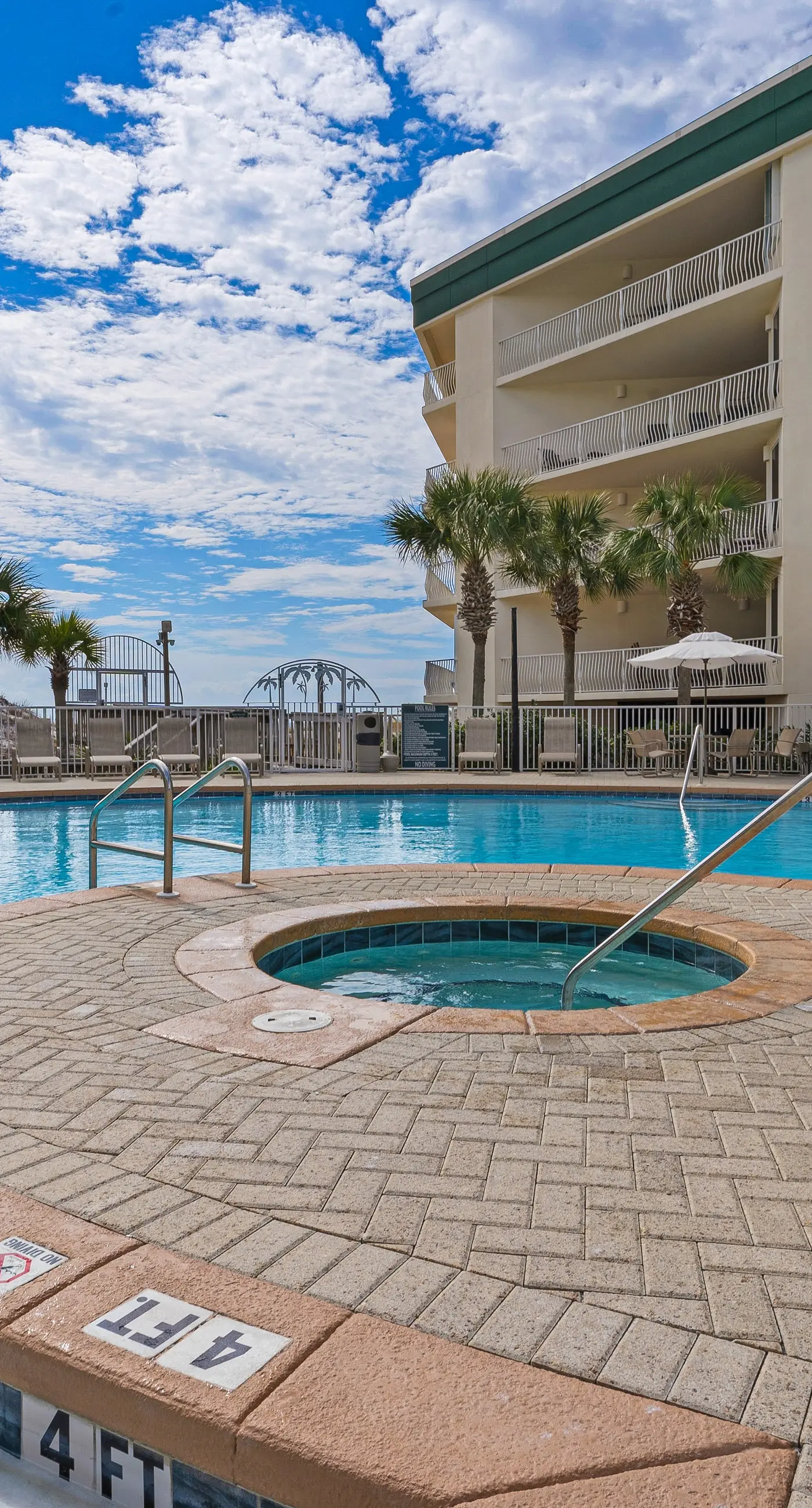 Gorgeous condo with pool & Gulf view, stunning decor, bunk beds & pickleball