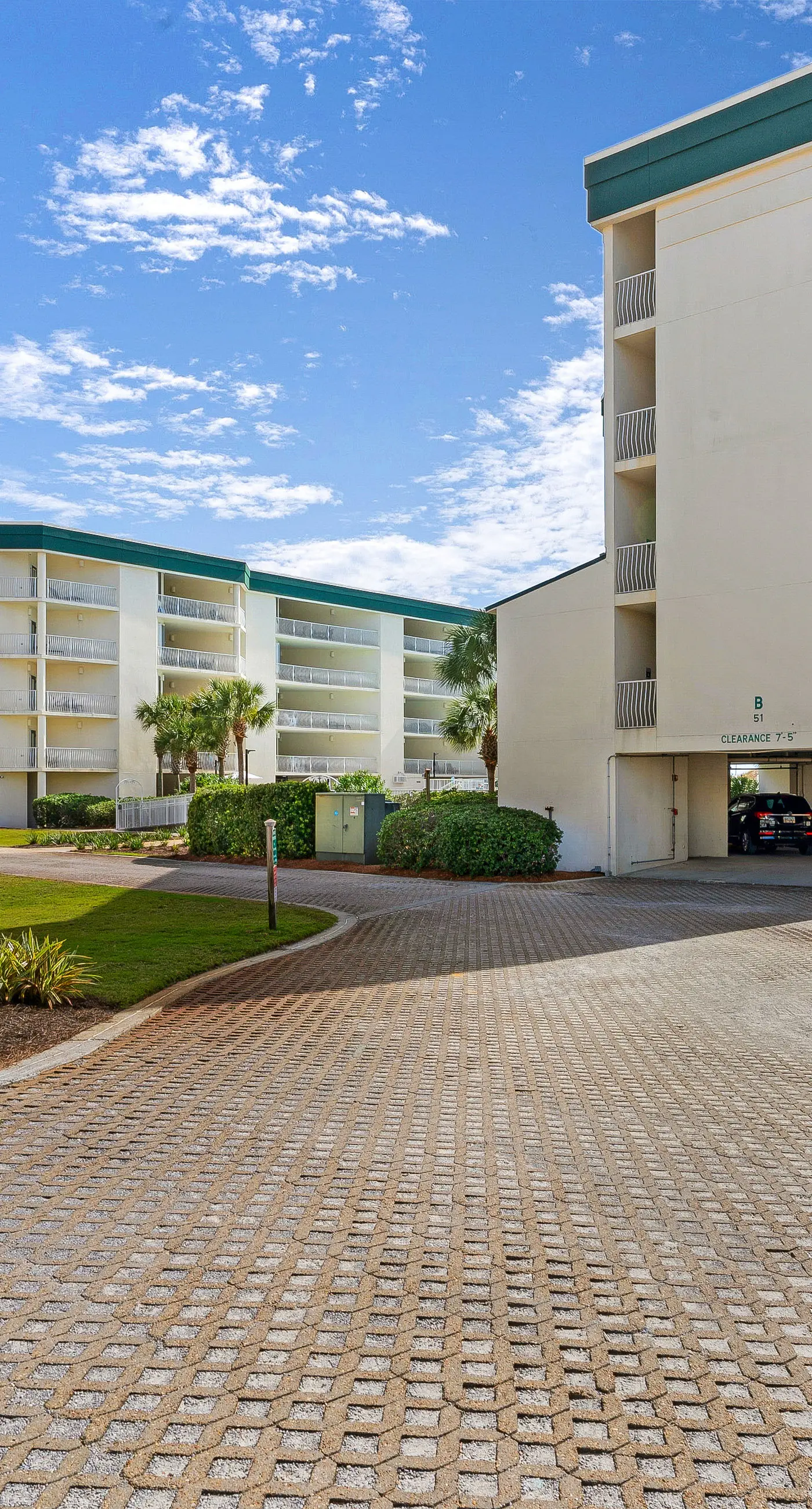 Gorgeous condo with pool & Gulf view, stunning decor, bunk beds & pickleball