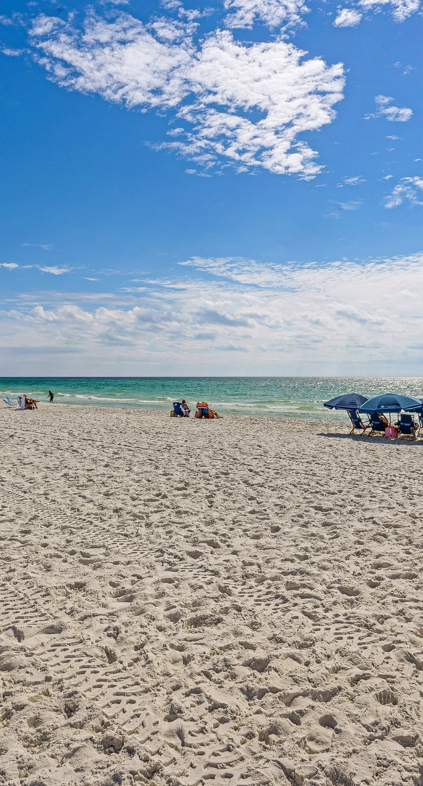 Gorgeous condo with pool & Gulf view, stunning decor, bunk beds & pickleball