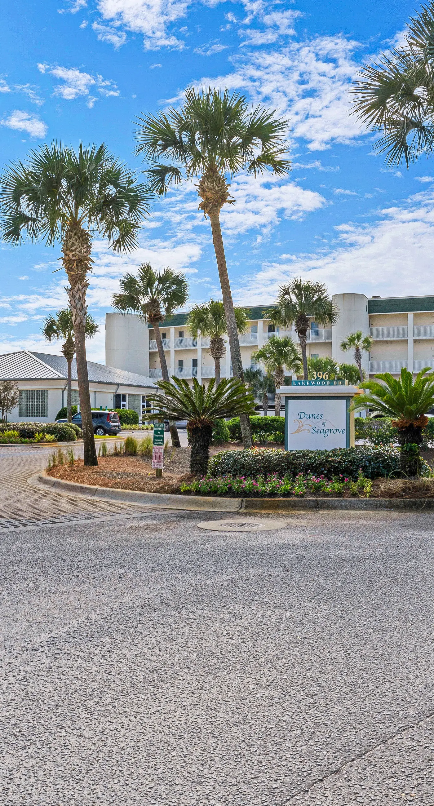 Gorgeous condo with pool & Gulf view, stunning decor, bunk beds & pickleball