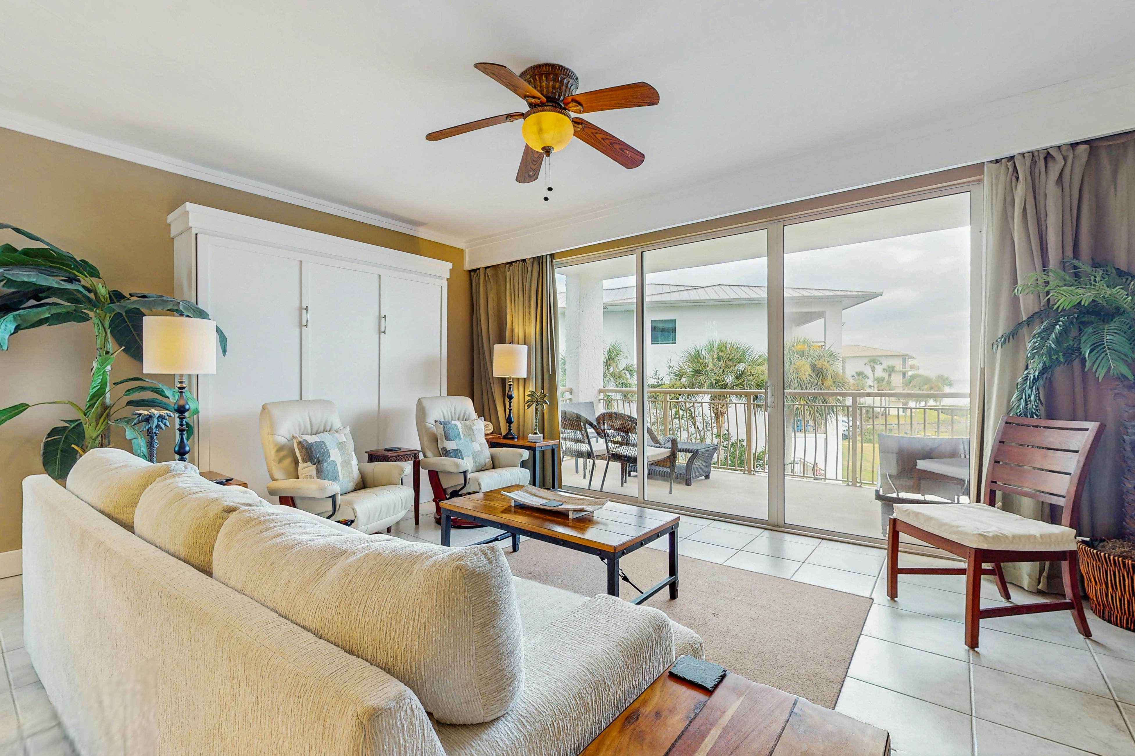 Lovely condo with pool, hot tub, modern furnishings, pickleball - near beach