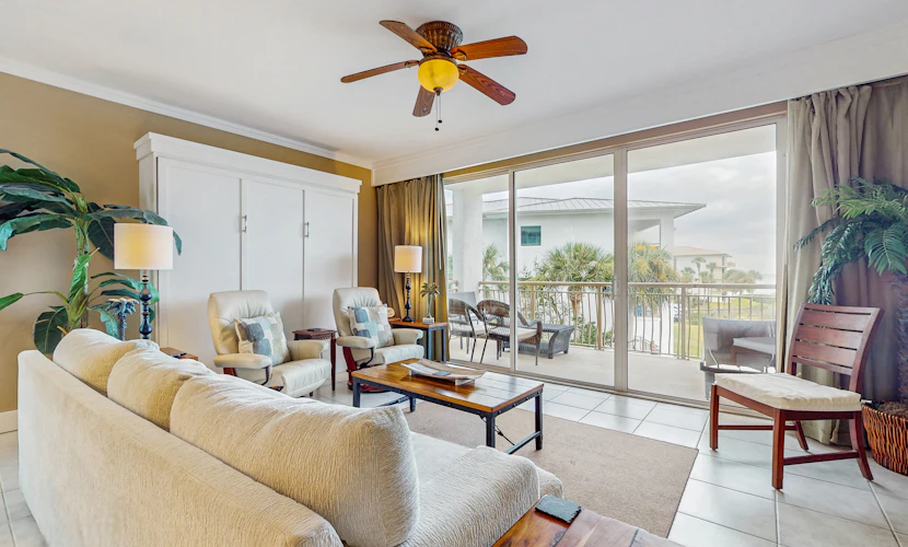 Lovely condo with pool, hot tub, modern furnishings, pickleball - near beach