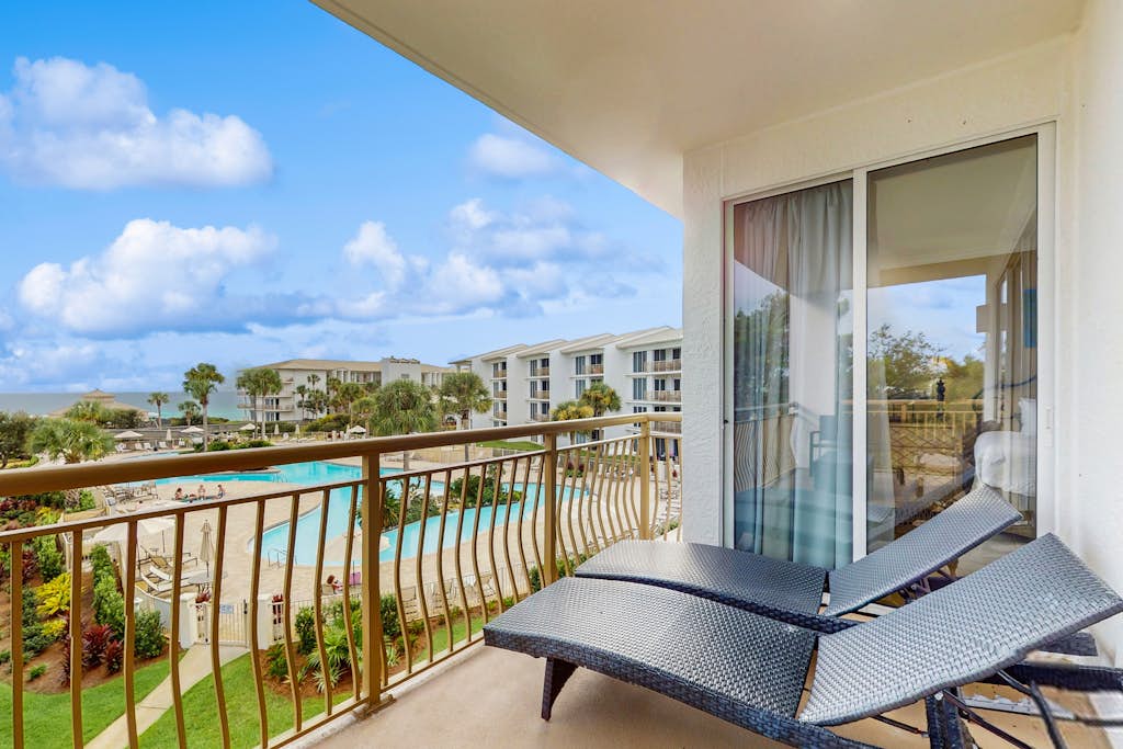 Lovely condo with pool, hot tub, modern furnishings, pickleball - near beach