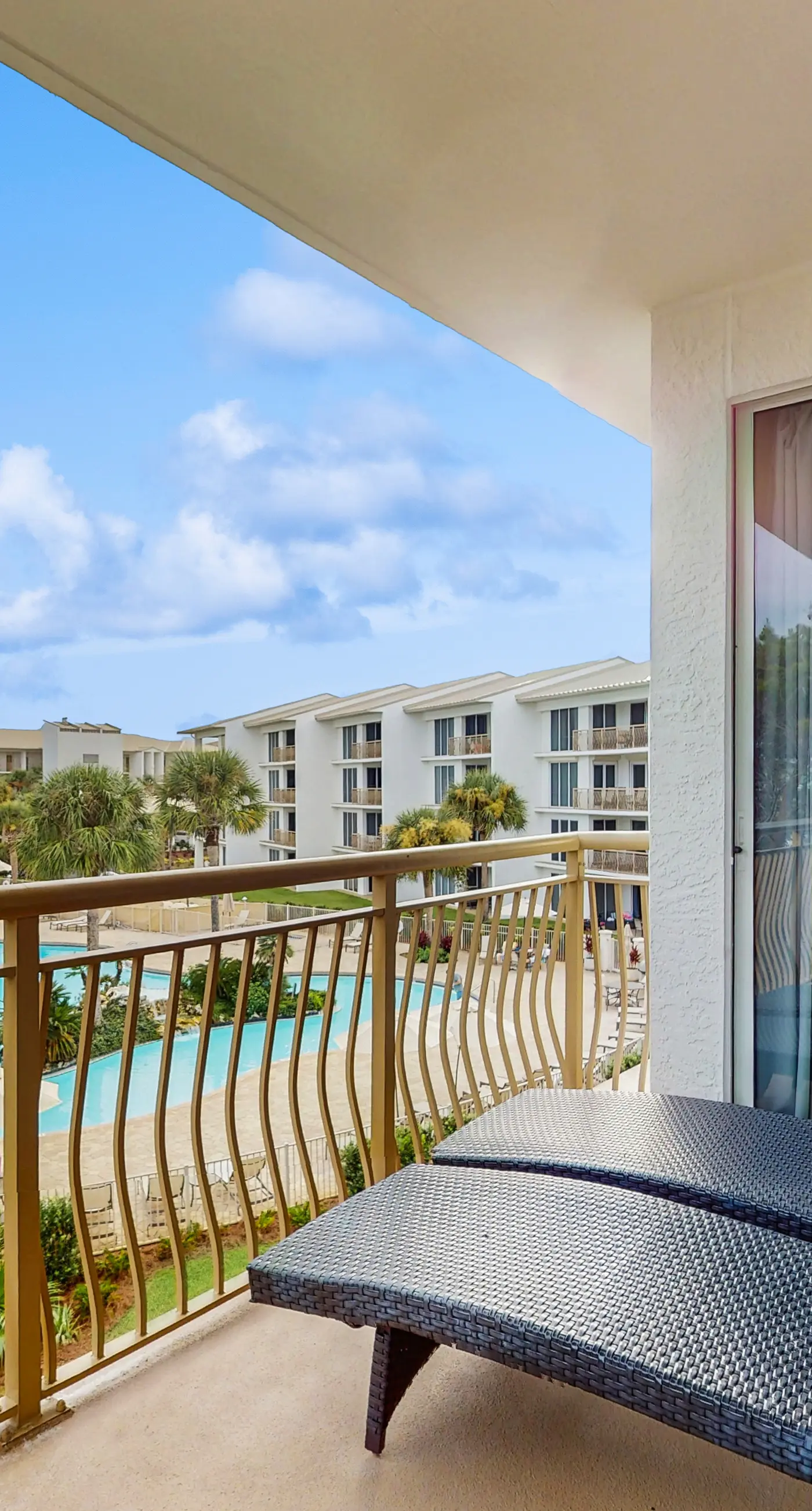 Lovely condo with pool, hot tub, modern furnishings, pickleball - near beach