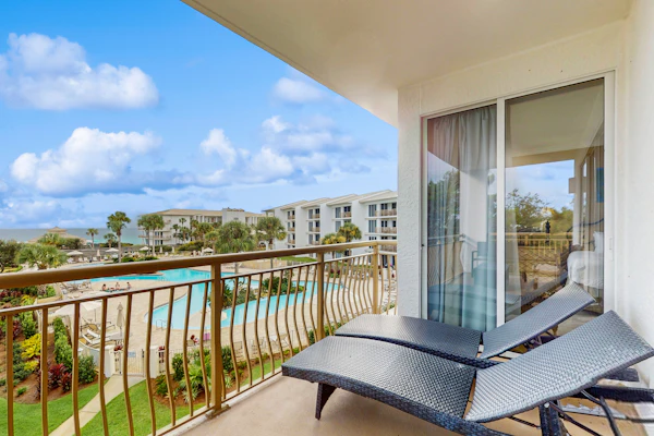 Lovely condo with pool, hot tub, modern furnishings, pickleball - near beach