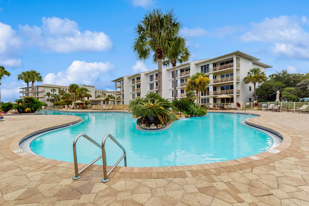 Lovely condo with pool, hot tub, modern furnishings, pickleball - near beach