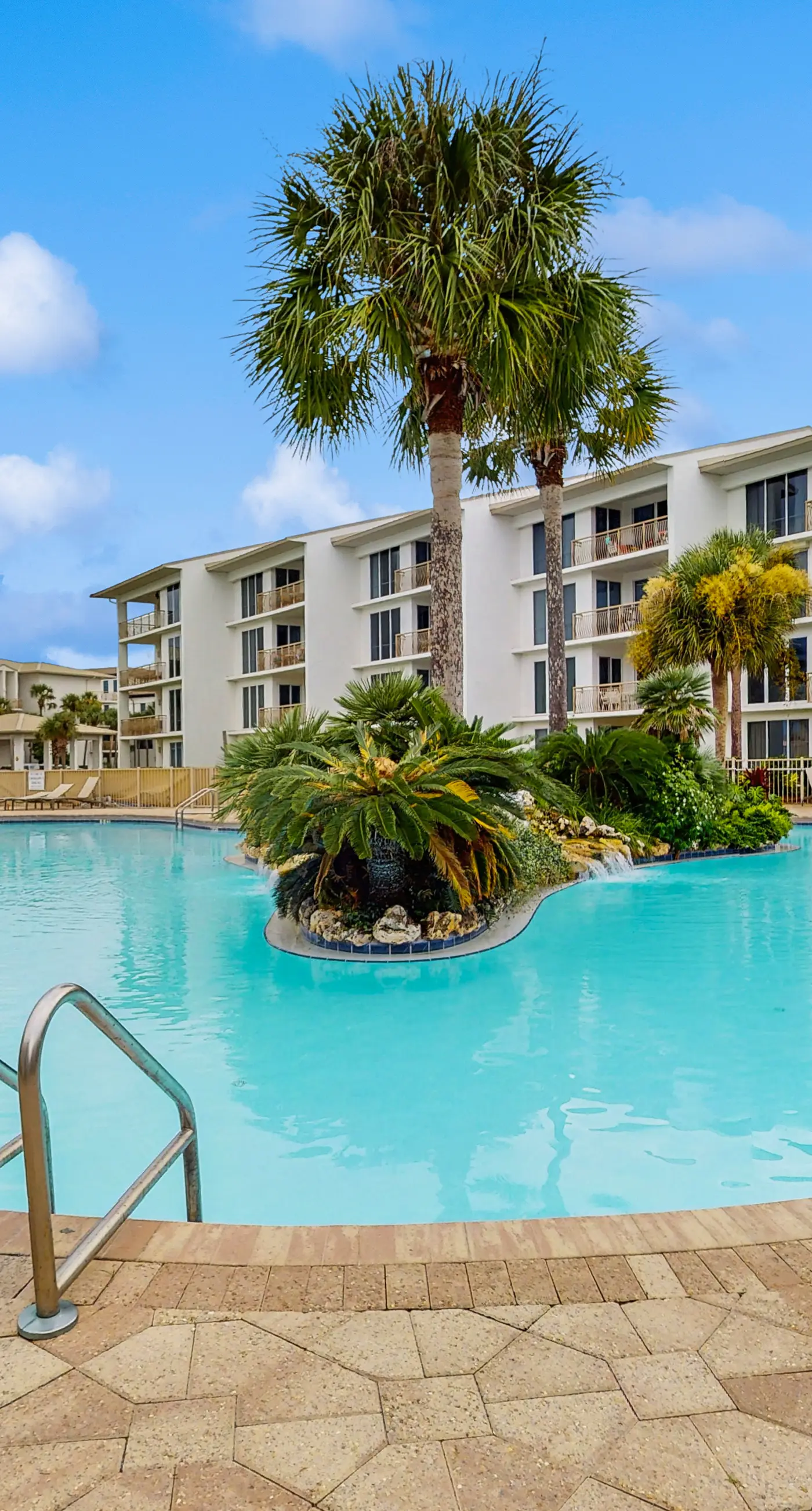 Lovely condo with pool, hot tub, modern furnishings, pickleball - near beach