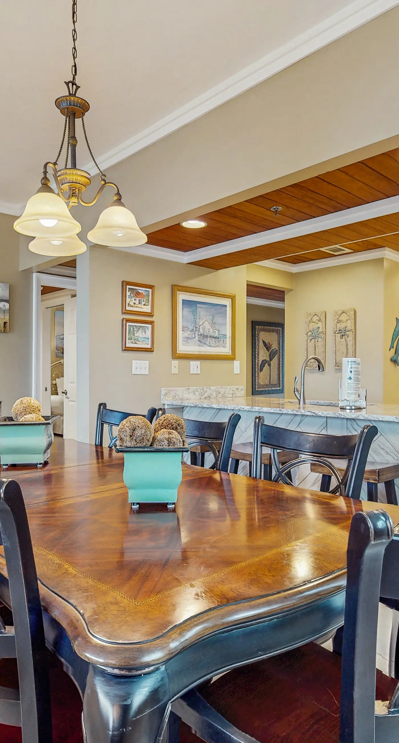 Lovely condo with pool, hot tub, modern furnishings, pickleball - near beach