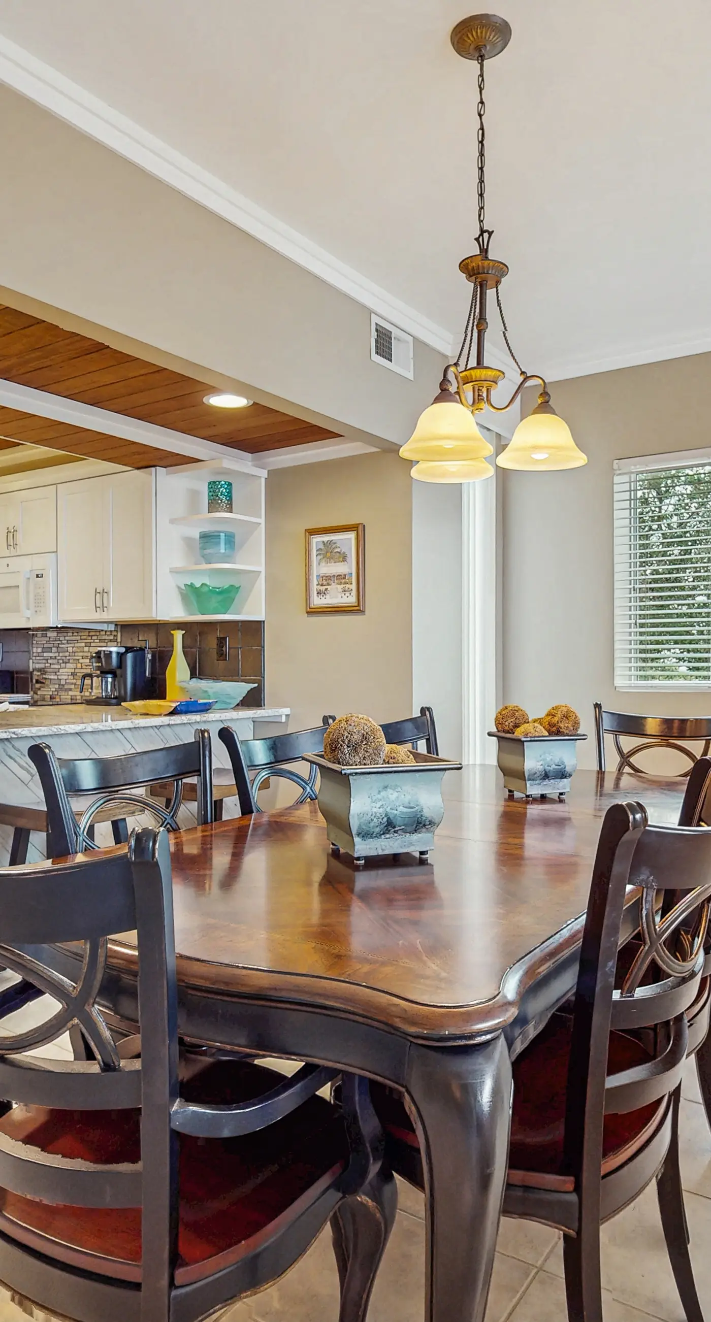 Lovely condo with pool, hot tub, modern furnishings, pickleball - near beach