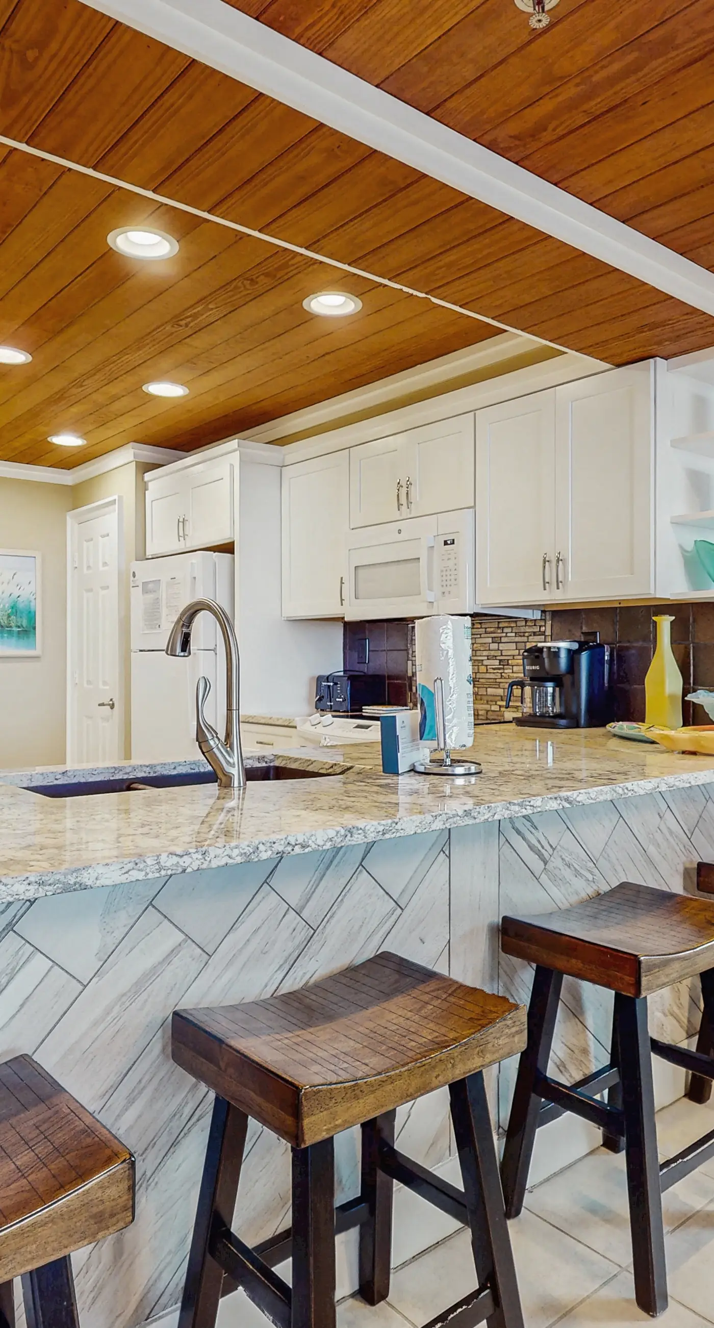 Lovely condo with pool, hot tub, modern furnishings, pickleball - near beach