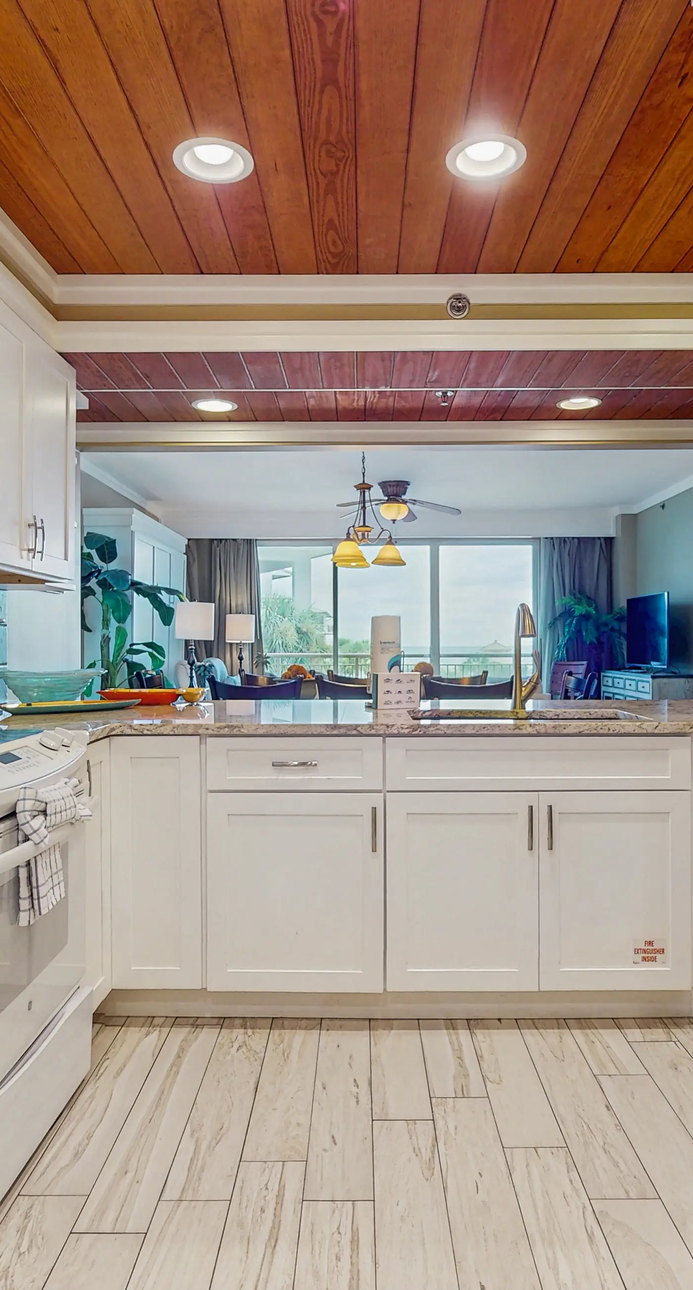 Lovely condo with pool, hot tub, modern furnishings, pickleball - near beach