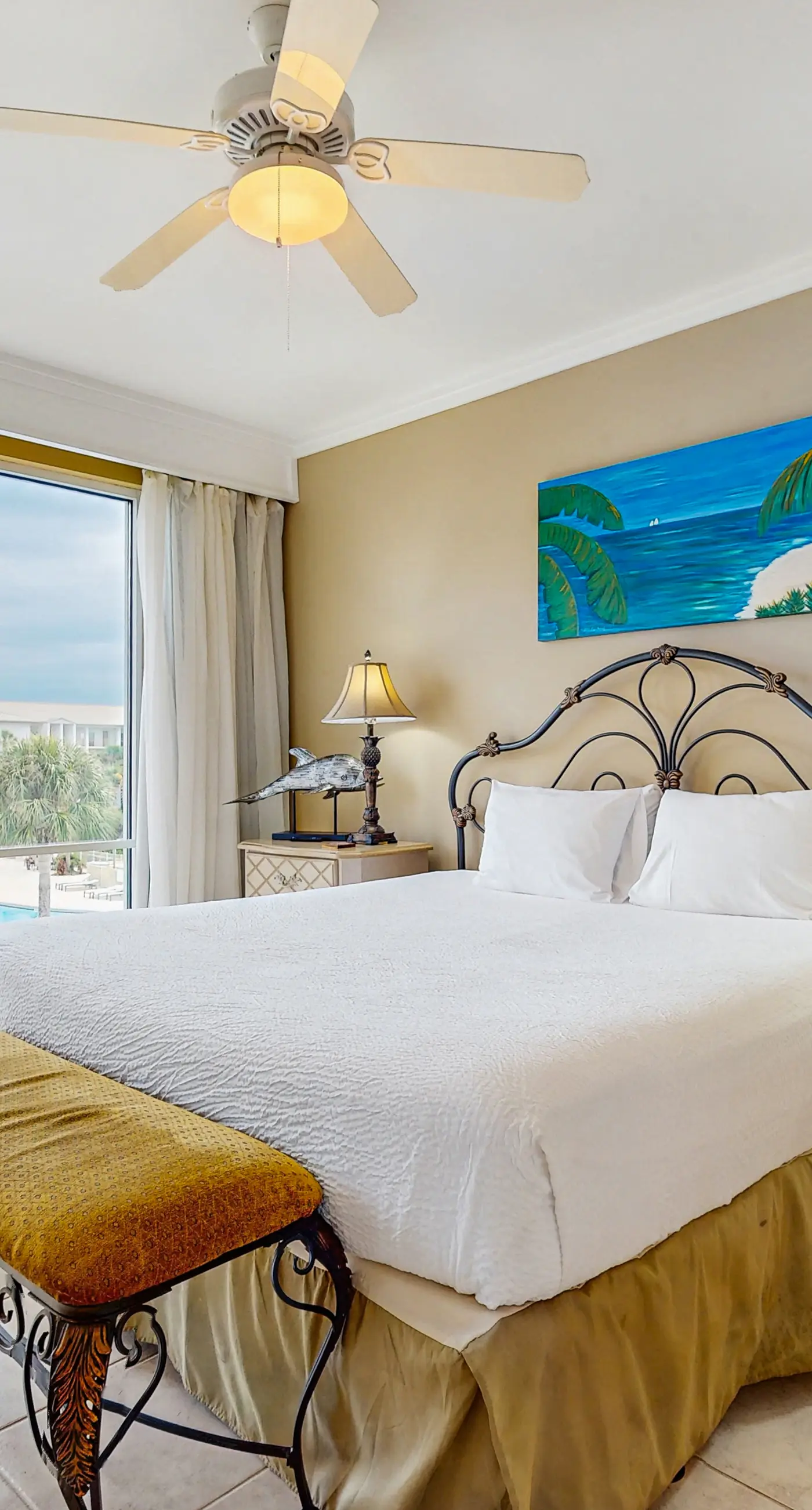 Lovely condo with pool, hot tub, modern furnishings, pickleball - near beach