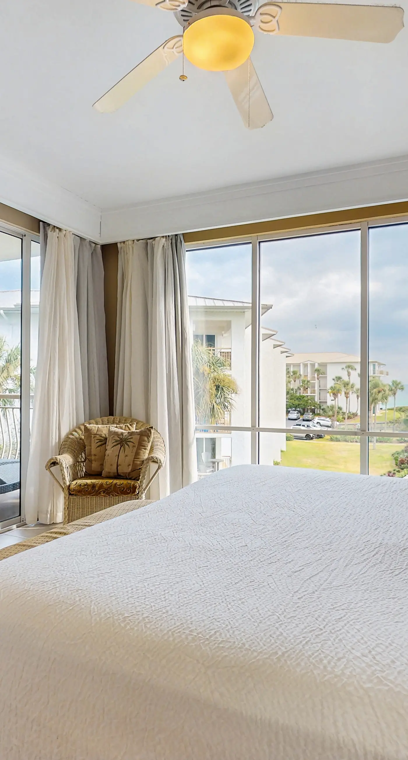 Lovely condo with pool, hot tub, modern furnishings, pickleball - near beach