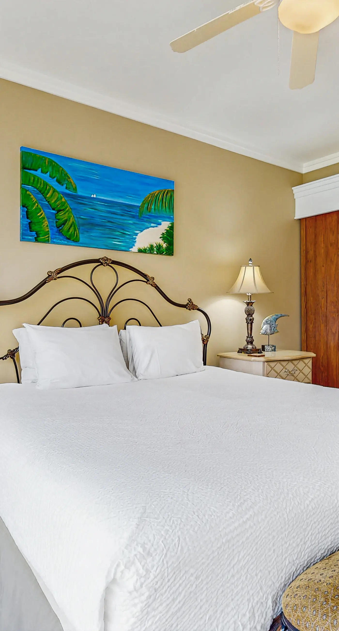 Lovely condo with pool, hot tub, modern furnishings, pickleball - near beach