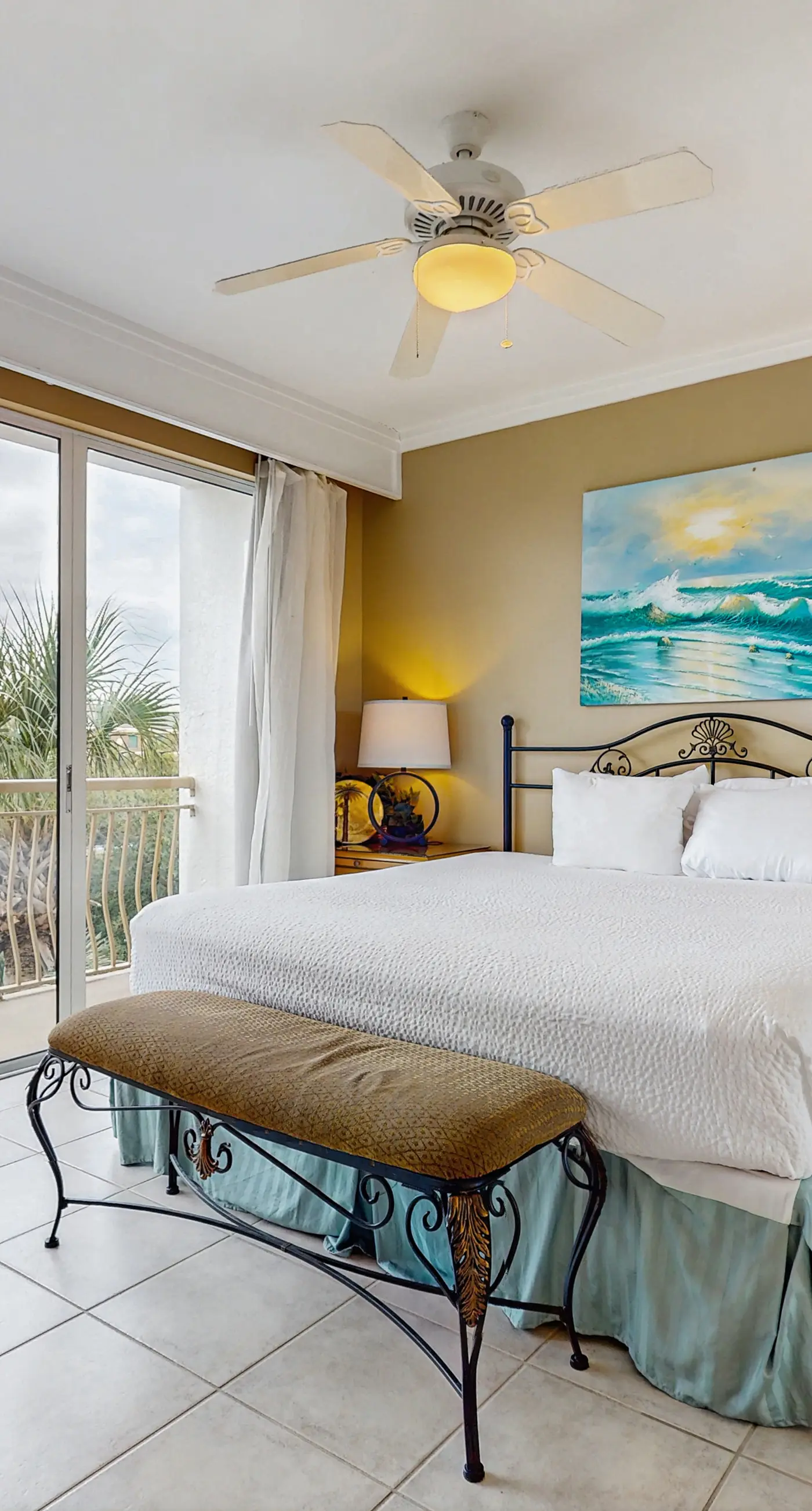 Lovely condo with pool, hot tub, modern furnishings, pickleball - near beach