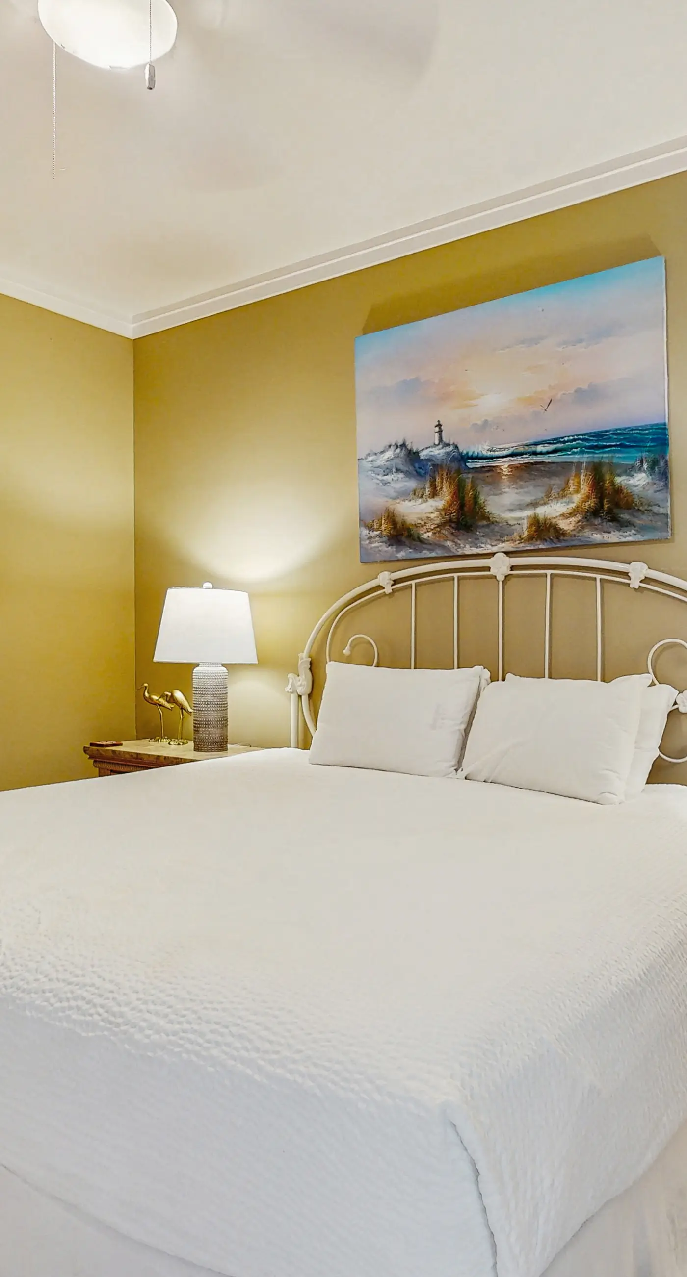 Lovely condo with pool, hot tub, modern furnishings, pickleball - near beach