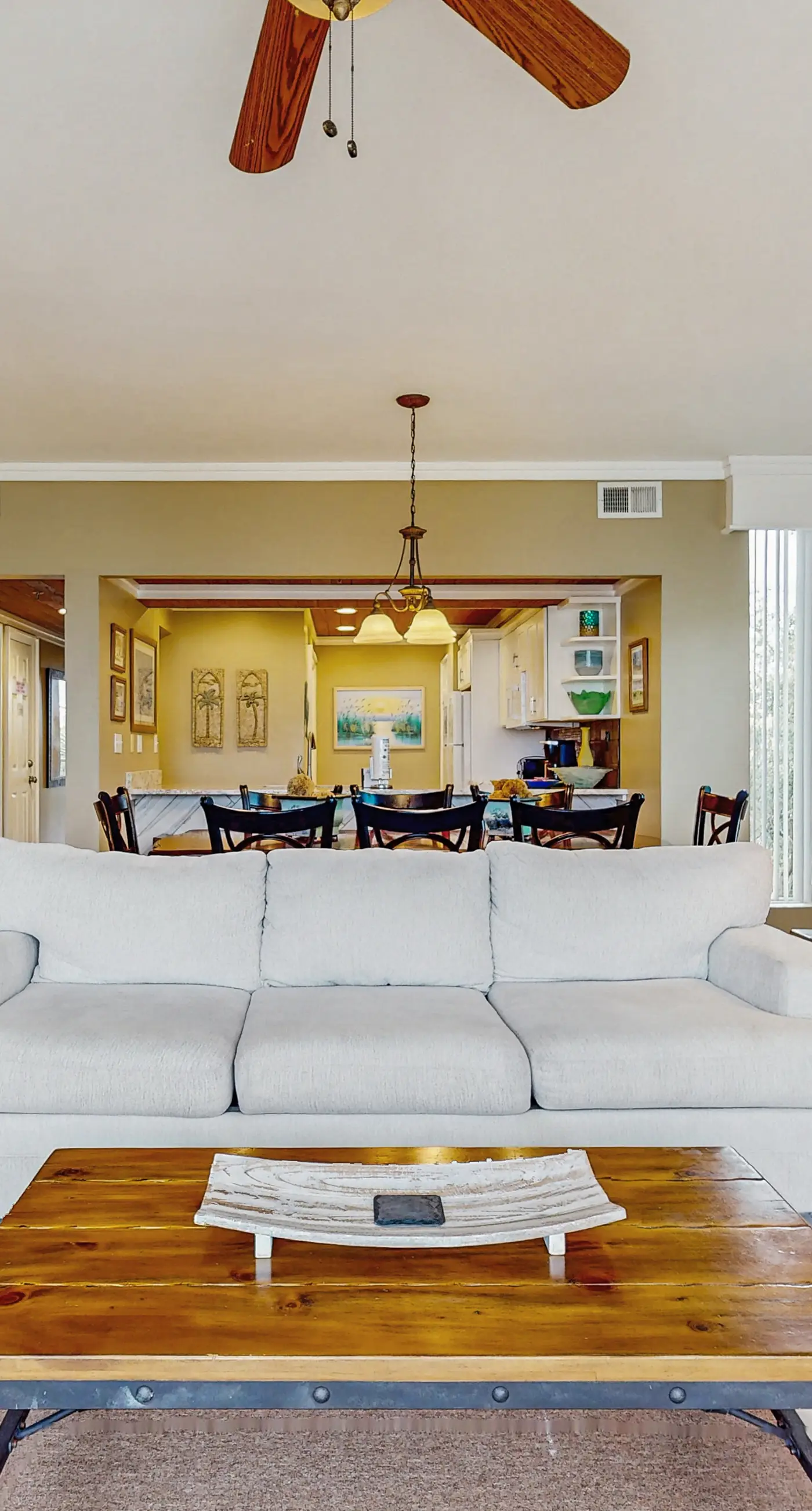 Lovely condo with pool, hot tub, modern furnishings, pickleball - near beach