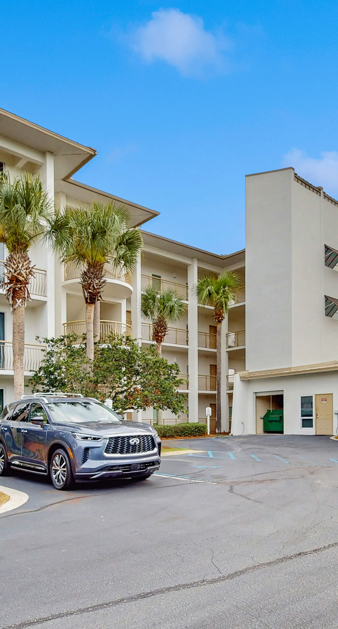 Lovely condo with pool, hot tub, modern furnishings, pickleball - near beach