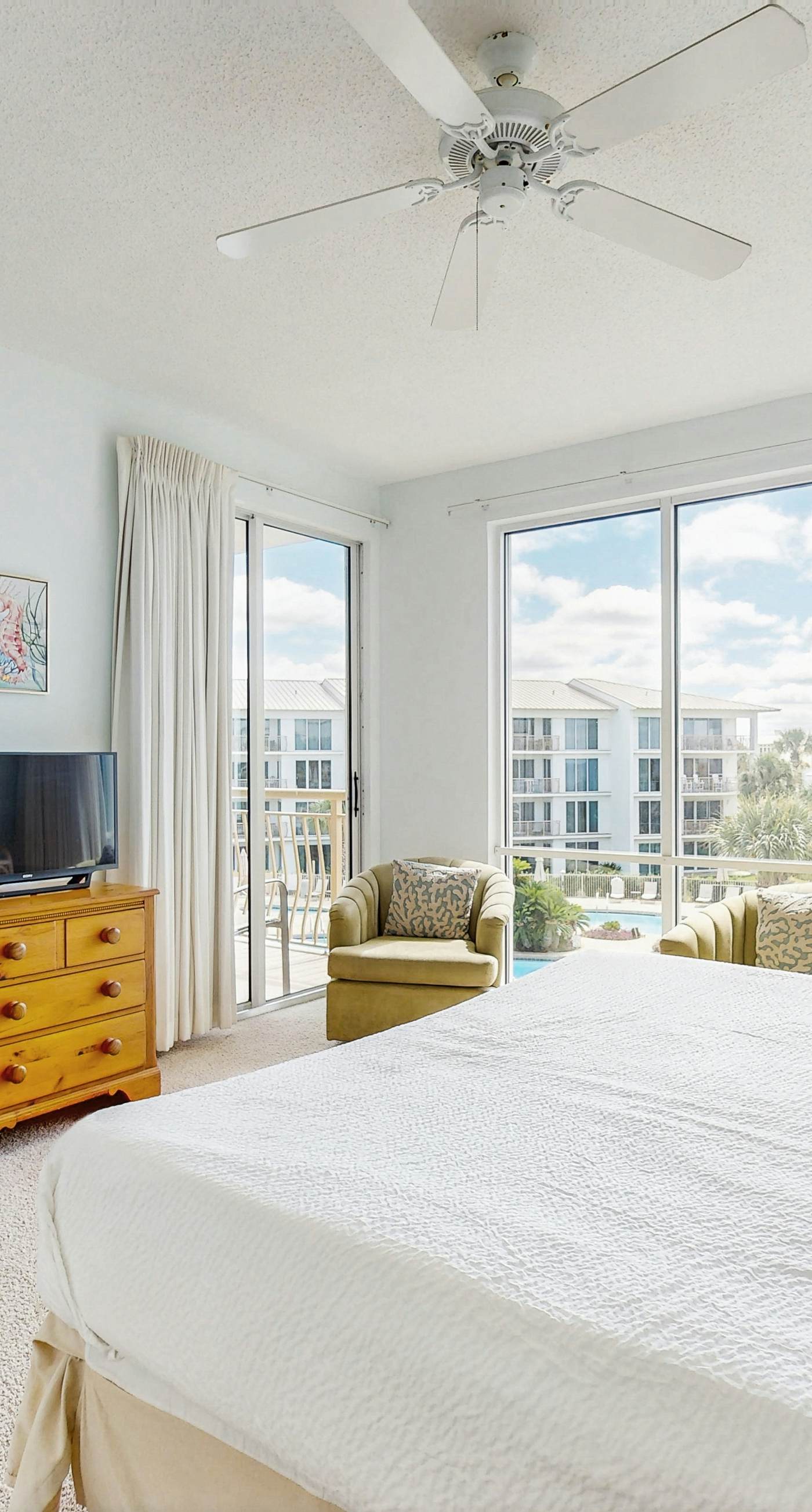 Spacious getaway with Gulf view, beach access, tennis & pickleball