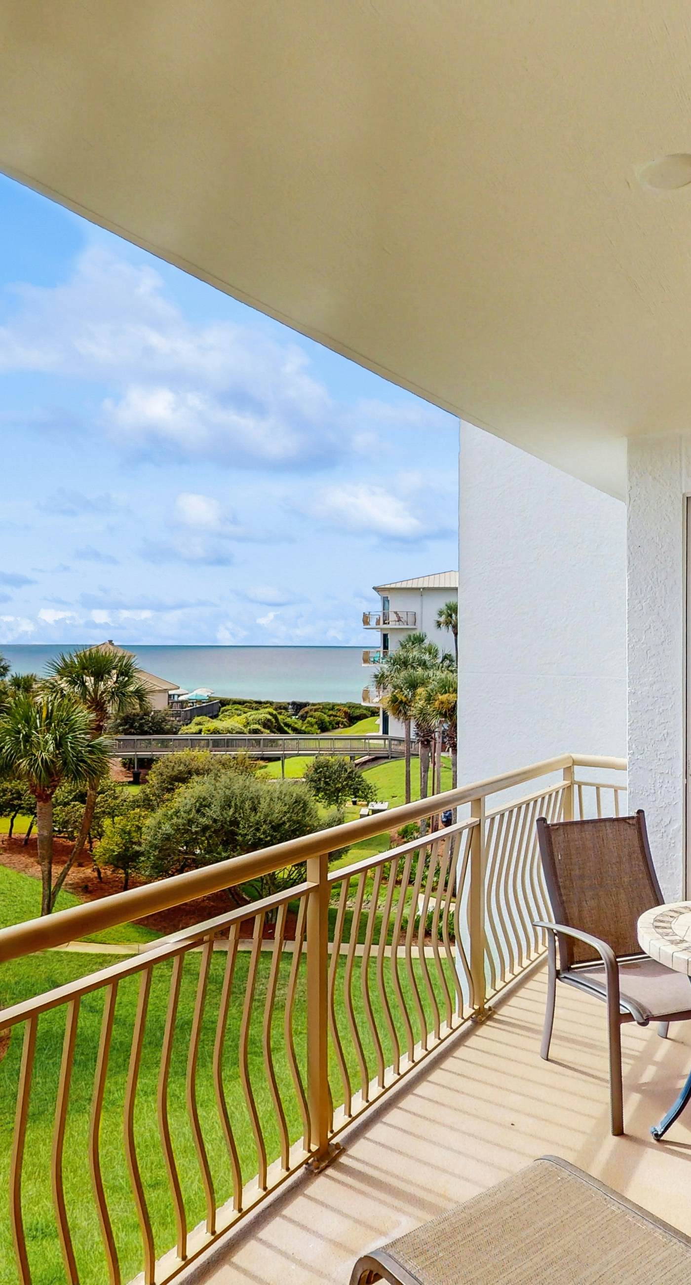 Spacious getaway with Gulf view, beach access, tennis & pickleball