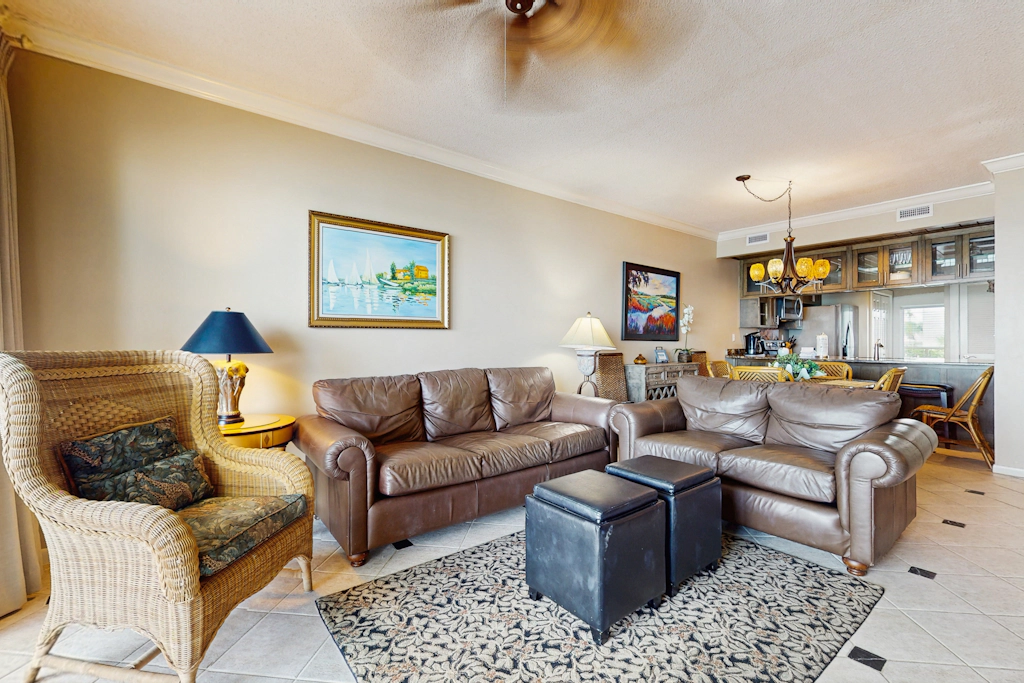 Elegant getaway with stunning view, lagoon pool & pickleball - close to shops