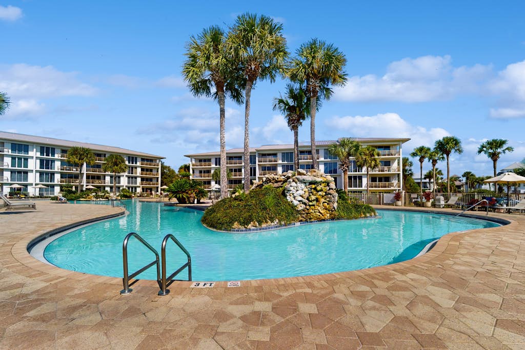 Elegant getaway with stunning view, lagoon pool & pickleball - close to shops