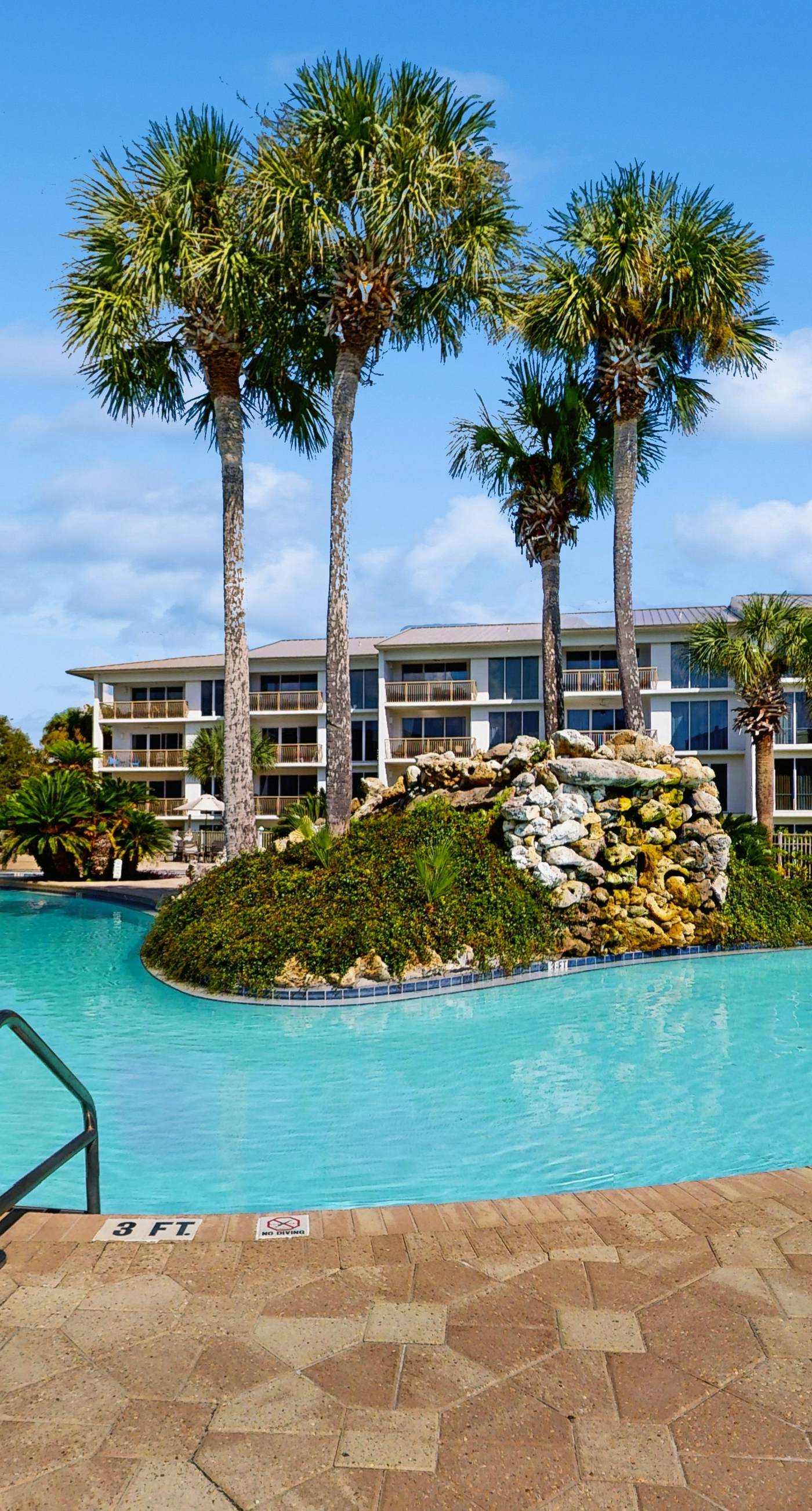 Elegant getaway with stunning view, lagoon pool & pickleball - close to shops