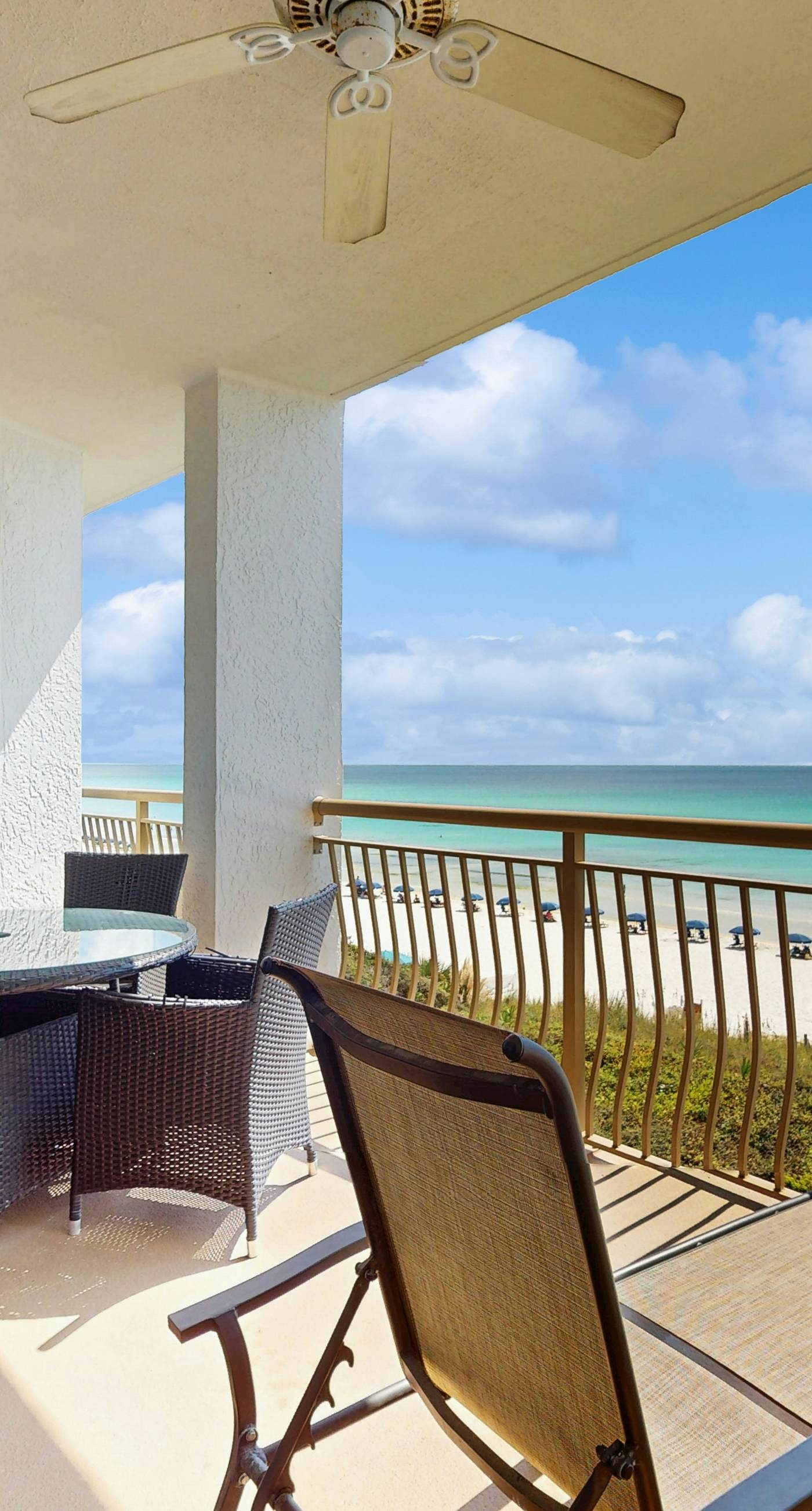 Elegant getaway with stunning view, lagoon pool & pickleball - close to shops