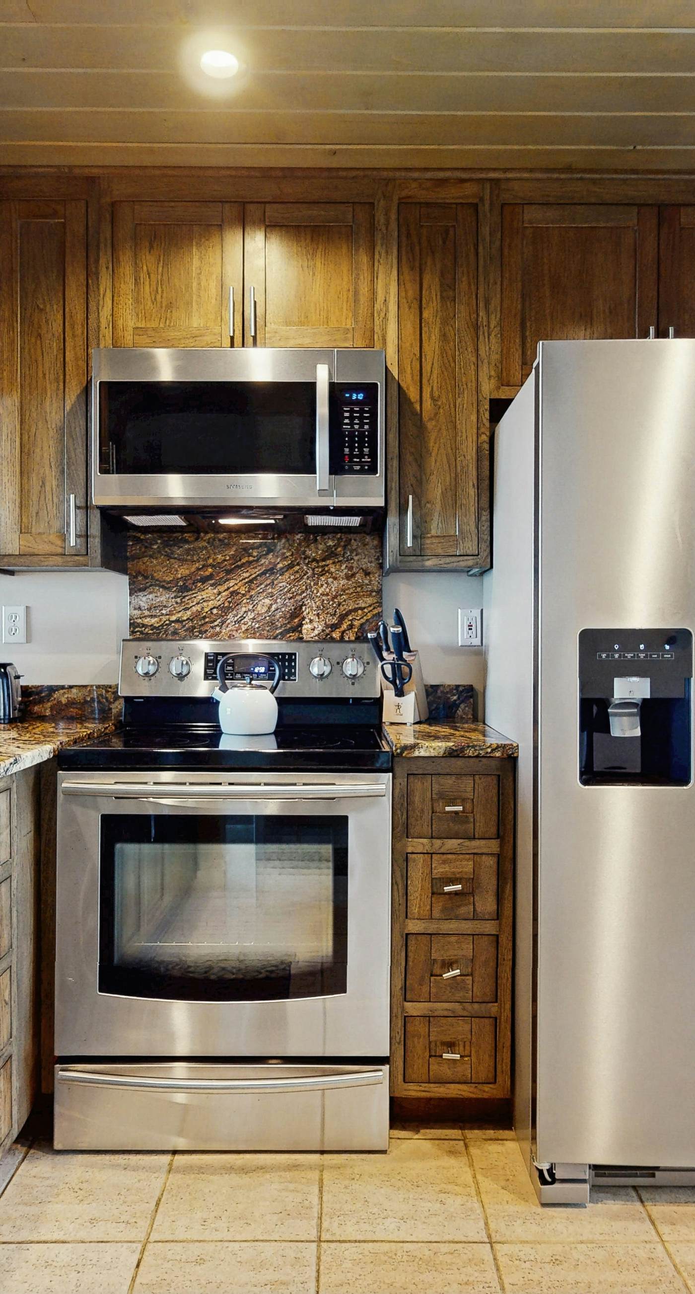 Elegant getaway with stunning view, lagoon pool & pickleball - close to shops