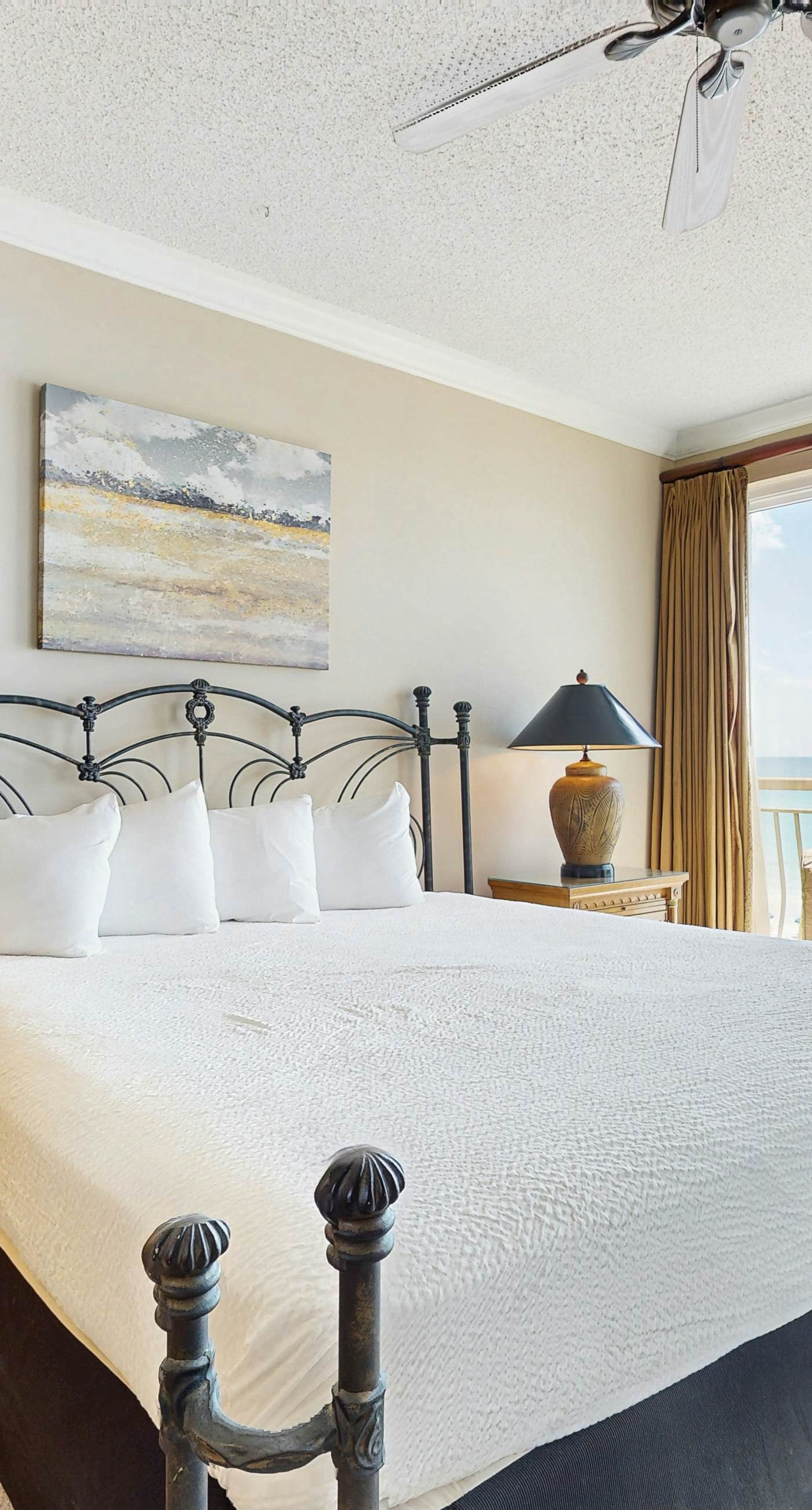 Elegant getaway with stunning view, lagoon pool & pickleball - close to shops