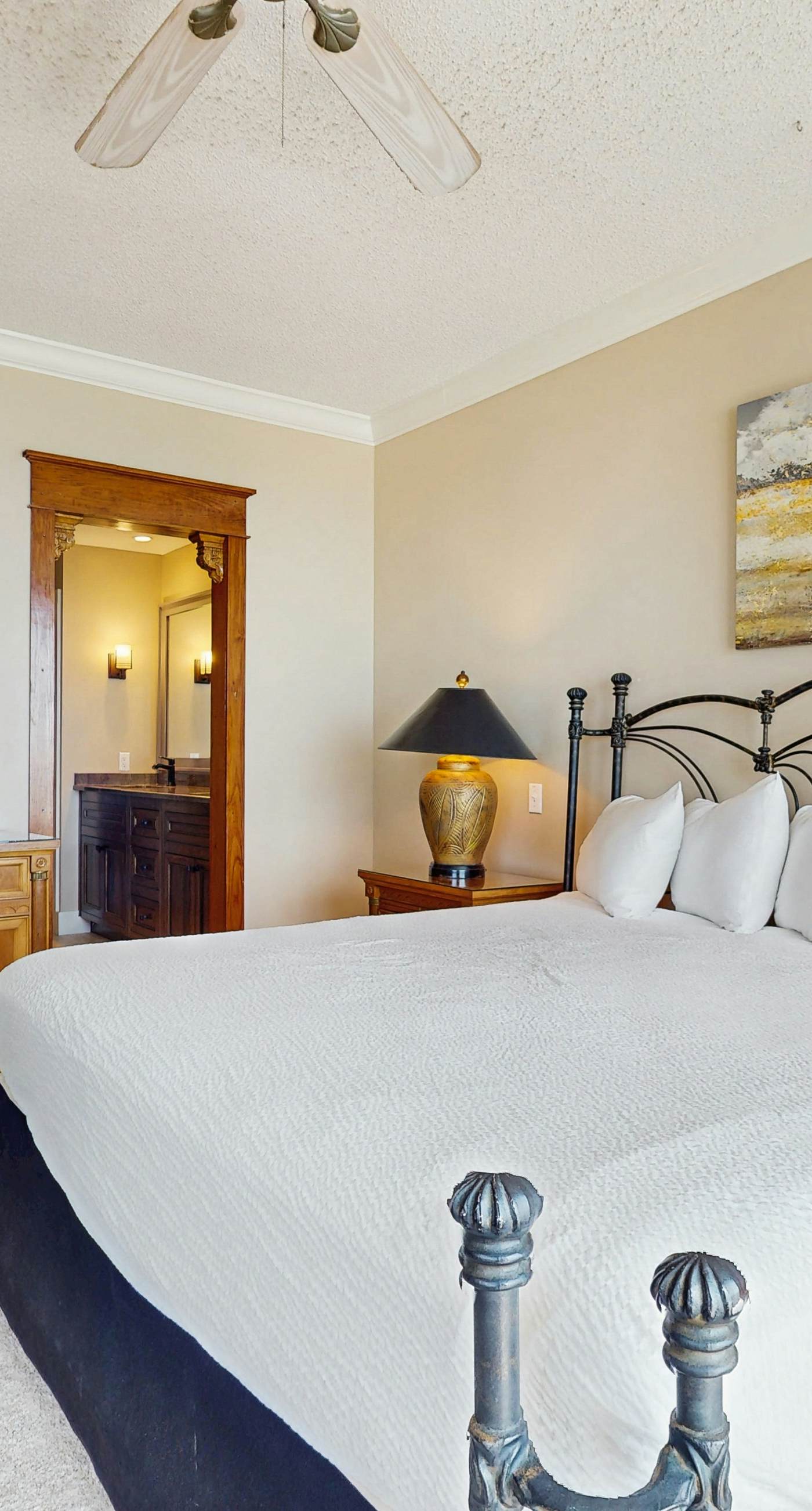 Elegant getaway with stunning view, lagoon pool & pickleball - close to shops