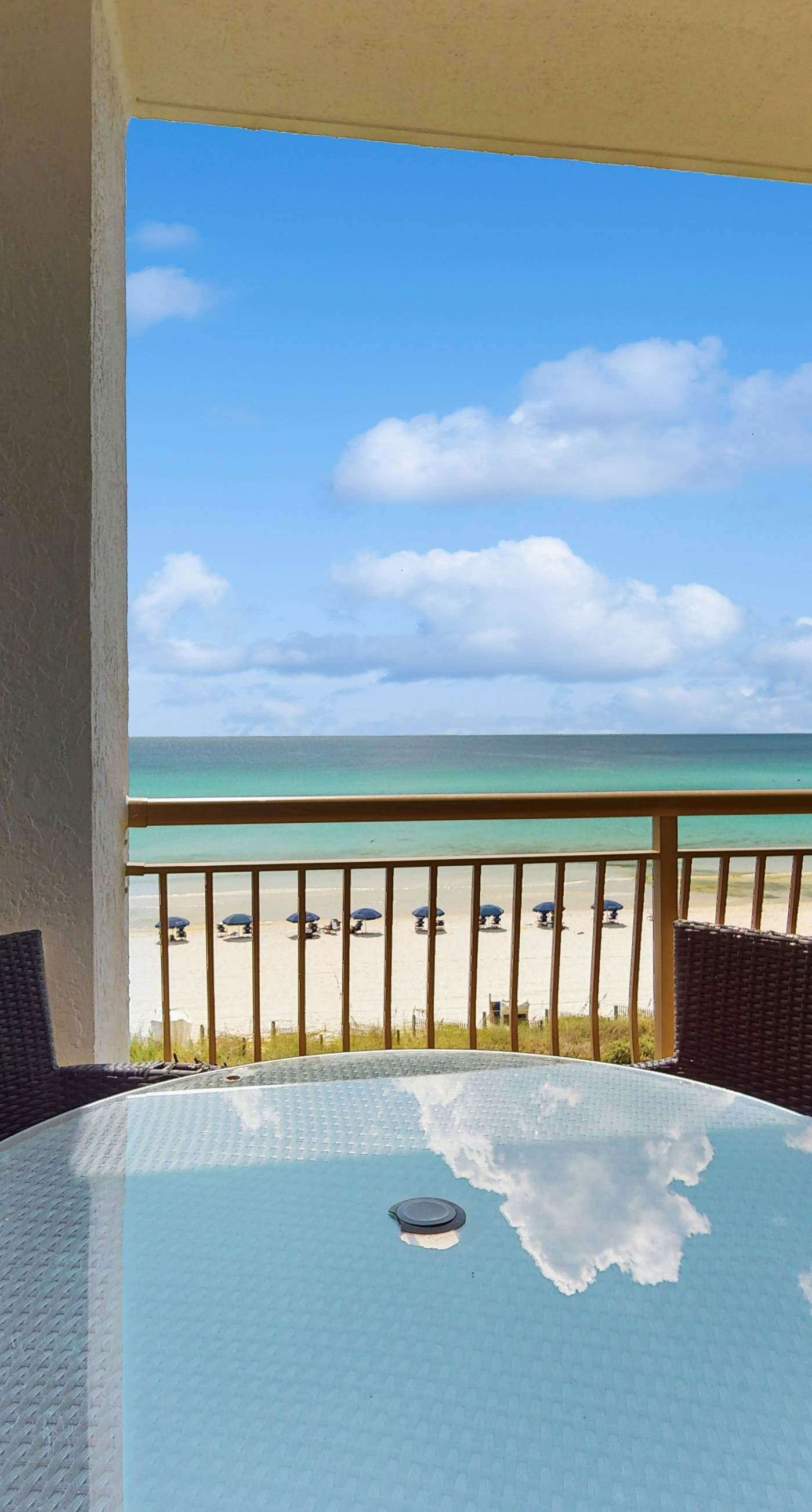 Elegant getaway with stunning view, lagoon pool & pickleball - close to shops