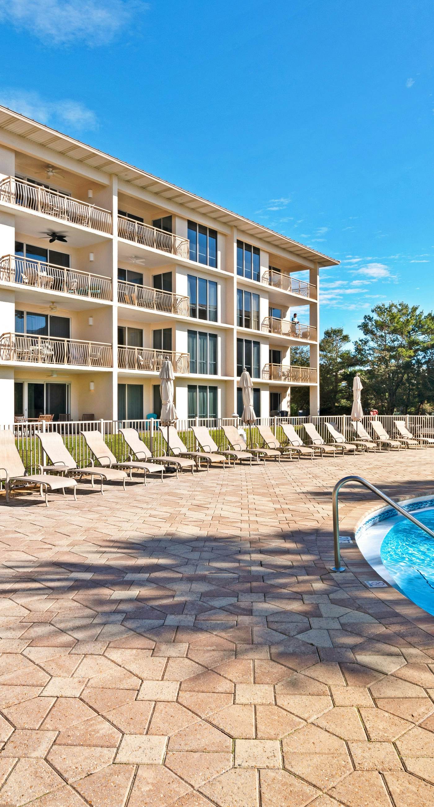 Elegant getaway with stunning view, lagoon pool & pickleball - close to shops